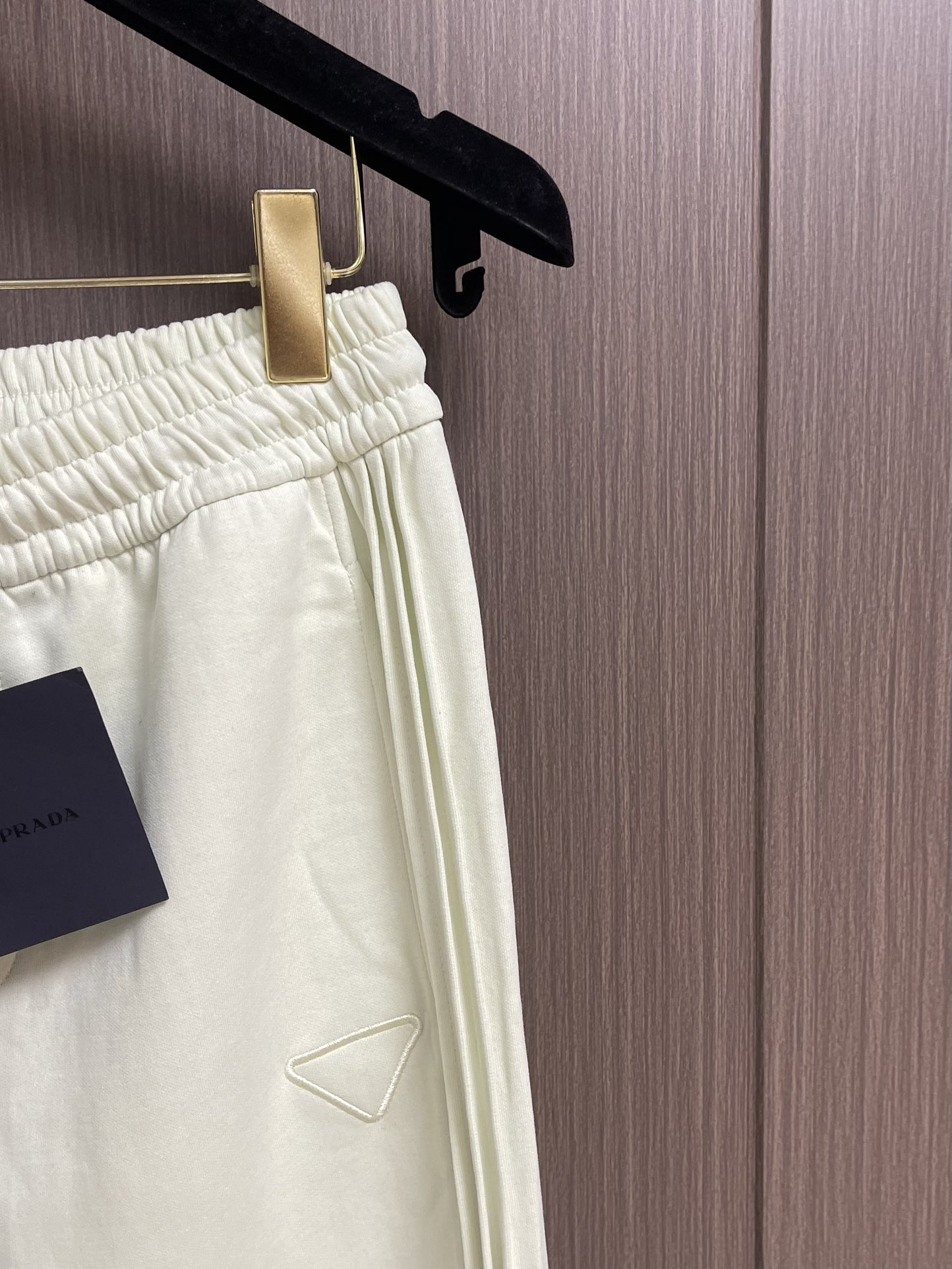 Prada 早秋新品束腿卫裤，面料无敌，型款设计都无可挑剔的百搭款卫裤，户外运动都美的简约休闲，五金辅料