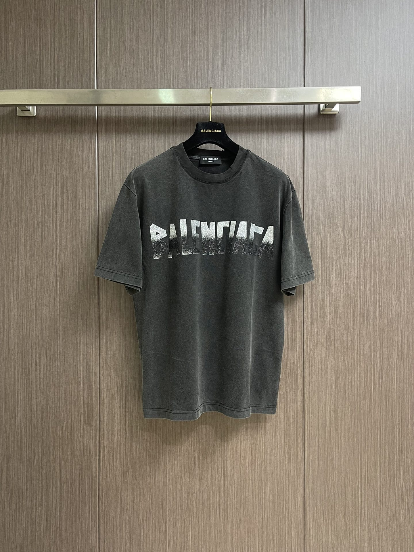 NO:530139,BALENCIAGA 2025ss autumn limited-edge tape printed short-sleeved T-shirt, GSM heavy combed cotton, compared to the 250g thin model on the market, directly crushed!  Each piece has been fixed three times at high temperature to ensure that the garment shape is three-dimensional and does not collapse. The brand logo print on the chest uses imported glue + 3D thick plate technology, which has a three-dimensional touch. Size M-XXL, balenciaga, T-shirt, tees, t-shirt, alexander wang19860909BALENCIAGA 2025ss秋季限定款胶带印花短袖T恤,GSM重磅精梳棉,对比市面250g薄款直接碾压！每件经三次高温定型处理,确保衣型立体不塌陷.胸前品牌logo印花采用进口胶浆＋3D厚板工艺,触摸凹凸立体感.尺码M-XXL,,balenciaga,T-shirt,tees，t-shirt,alexander wang,Men's clothing