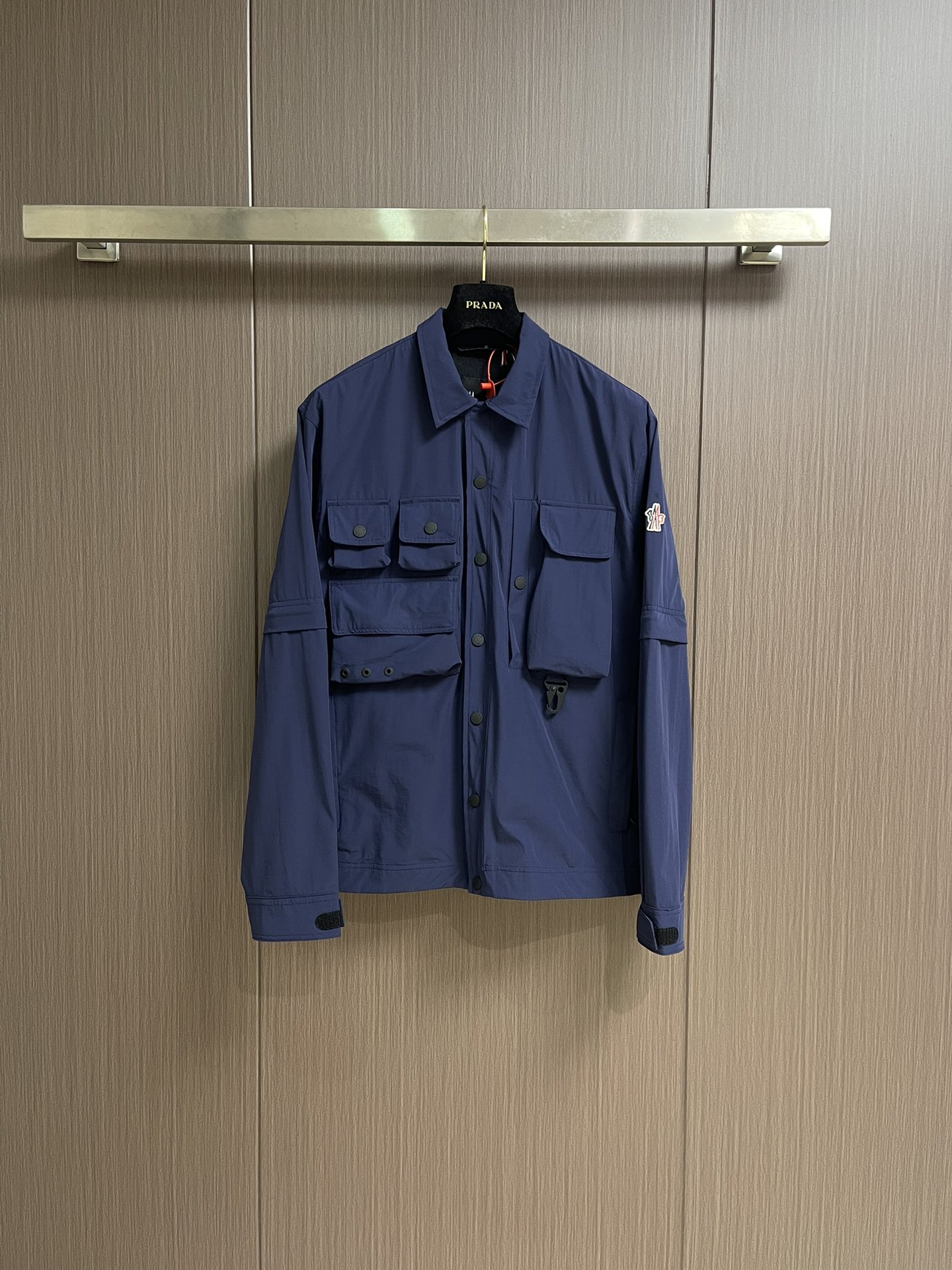 NO:530142,Moner Grenoble multi-pocket removable sleeves multi-function outdoor jacket, removable sleeve splicing, casual style switch Customized dyed double-elastic mercerized poplin, fixed dyed soft net Chunyashi, excellent texture, comfortable skin, low-key declaration of a navy contemporary gentleman inspired by the deep sea, precise narrative of functional pocket system, balance of function and aesthetics, the iconic Moner logo is presented at the hand sleeve, full of recognition, triangle logo in the same color, like the imprint in the deep sea undercurrent, hidden to the fabric texture, hidden to the extreme, detachable sleeve design makes the outfit diversified, style is switched casually, free and elegant, showing nobility, taking into account the balance of outdoor practicality and urban aesthetics, leading fashion, adopting three-in-one process, priority is given to the glue evenly applied to the substrate surface that needs to be compounded  Then dry and cure the glue-coated substrate with the non-woven fabric and then cool and cure. Then composite filter the non-woven fabric. The workmanship is cumbersome, complicated, time-consuming and labor-consuming. Embossing composite technology. Ensure the size and shape of the imprint are consistent with the original. Then use special glue as the adhesive to combine it with the adhesive and then cure to achieve complete drying and optimal bonding effect. CNC laser cutting sheets are used. Based on the high energy characteristics of the laser, precise control of the movement path of the laser beam through the laser generator to achieve accurate cutting shape cutting. Template machine bag opening. The preset template guides the position of the bag opening. The shape and size of the precision ensures the quality of the bag opening effect. The position is made of infrared special buckle. The position is more accurate. Firm and solid, loose. Size 1-2-3-4 S-XL,,jackets & coats,alexander wang19860909Moner Grenoble多口袋可拆卸衣袖多功能户外外套,可拆卸衣袖拼接 风格随意切换 定制定染双弹丝光府绸 定染柔网春亚纺 质感卓越 舒适贴肤 以深海为灵感的海军蓝当代绅士的低调宣言 机能口袋系统的精密叙事 功能与美学平衡 标志性Moner标识标呈现于手袖处 辨识度十足 同色系三角徽标如深海暗流中的印记隐入面料肌理 隐极至显 可拆卸衣袖设计让穿搭多元化 风格随意切换 潇洒自如 尽显尊贵 兼顾户外实用与都市审美的平衡 引领时尚 采用三合一工艺 优先将胶水均匀地涂布在需要复合的基材表面 而后进行烘干固化再将涂有胶的基材与无纺布进行复合 而后冷却固化 再复合过滤无纺布 做工繁琐复杂耗时耗力 压花复合技术 通过扫描的方式 确保压印大小形状与原版一致 再用特制胶水作为粘合剂结合 再进行固化 达到完全干燥且最佳粘接效果 采用数控激光烧花裁片 基于激光的高能量特性 通过激光发生器精确控制激光束的移动路径 实现精确的裁片形状切割 模版机开袋 预设的模板来指导开袋的位置 形状和大小 精确性确保了开袋效果质量采用红外线专机扣 位置更为精准 牢固结实,宽松版型.尺码1-2-3-4 S-XL,,jackets & coats,alexander wang,Men's clothing