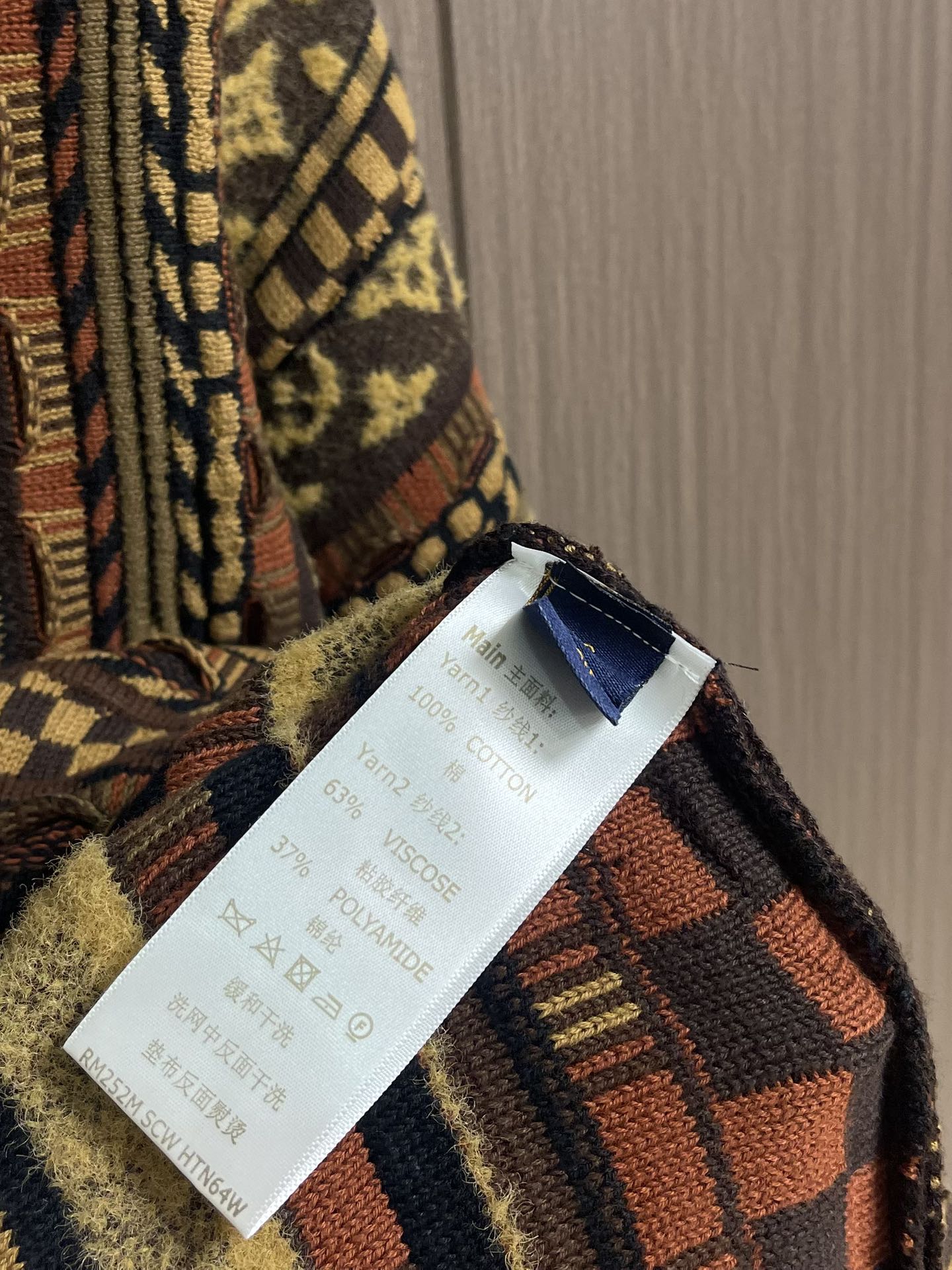 LV 提花套头圆领针织毛衣，本款套头衫致敬2000年代初期的街头时尚，以提花针织工艺描绘品牌标识，瞩目加