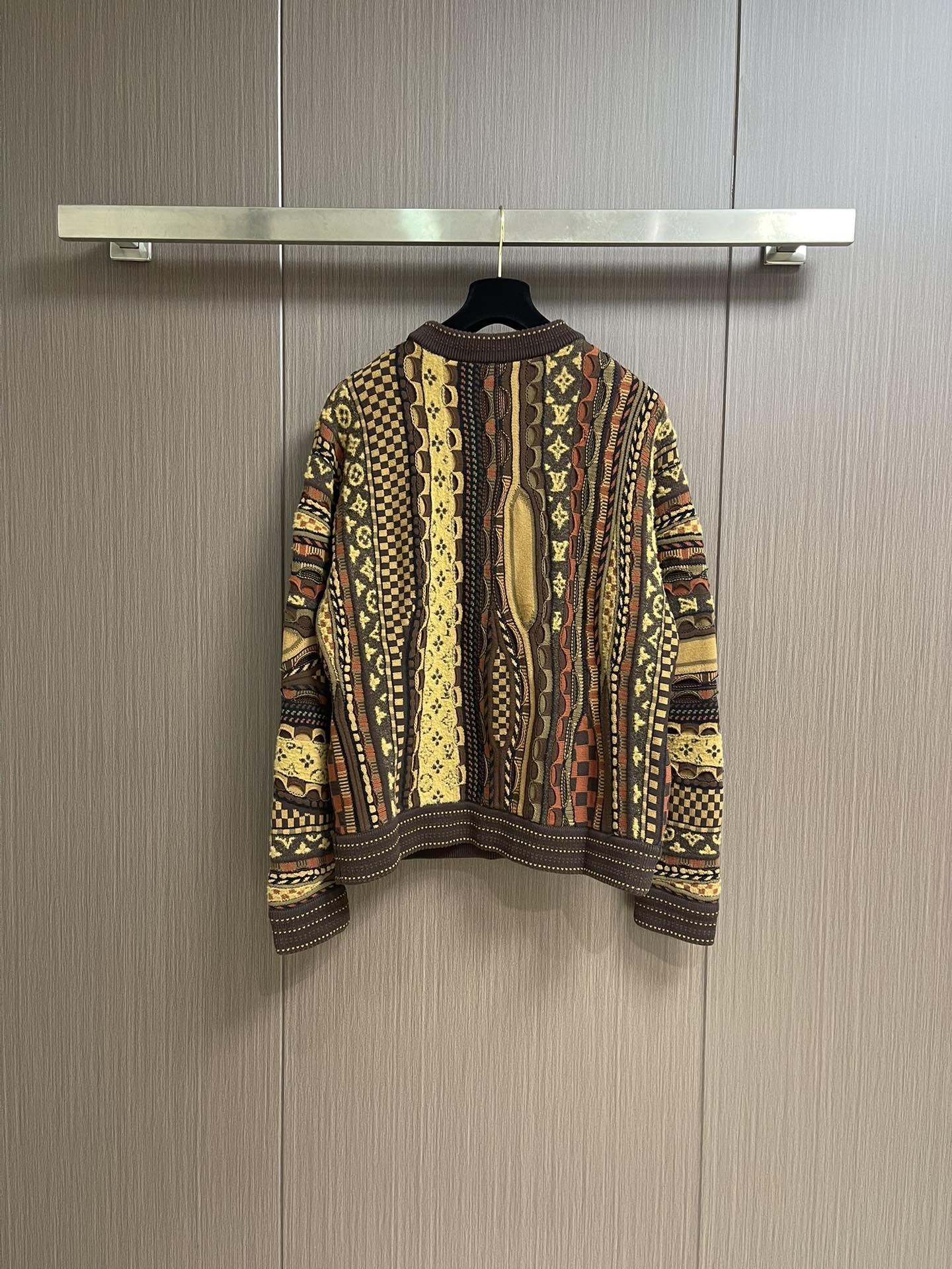 LV 提花套头圆领针织毛衣，本款套头衫致敬2000年代初期的街头时尚，以提花针织工艺描绘品牌标识，瞩目加