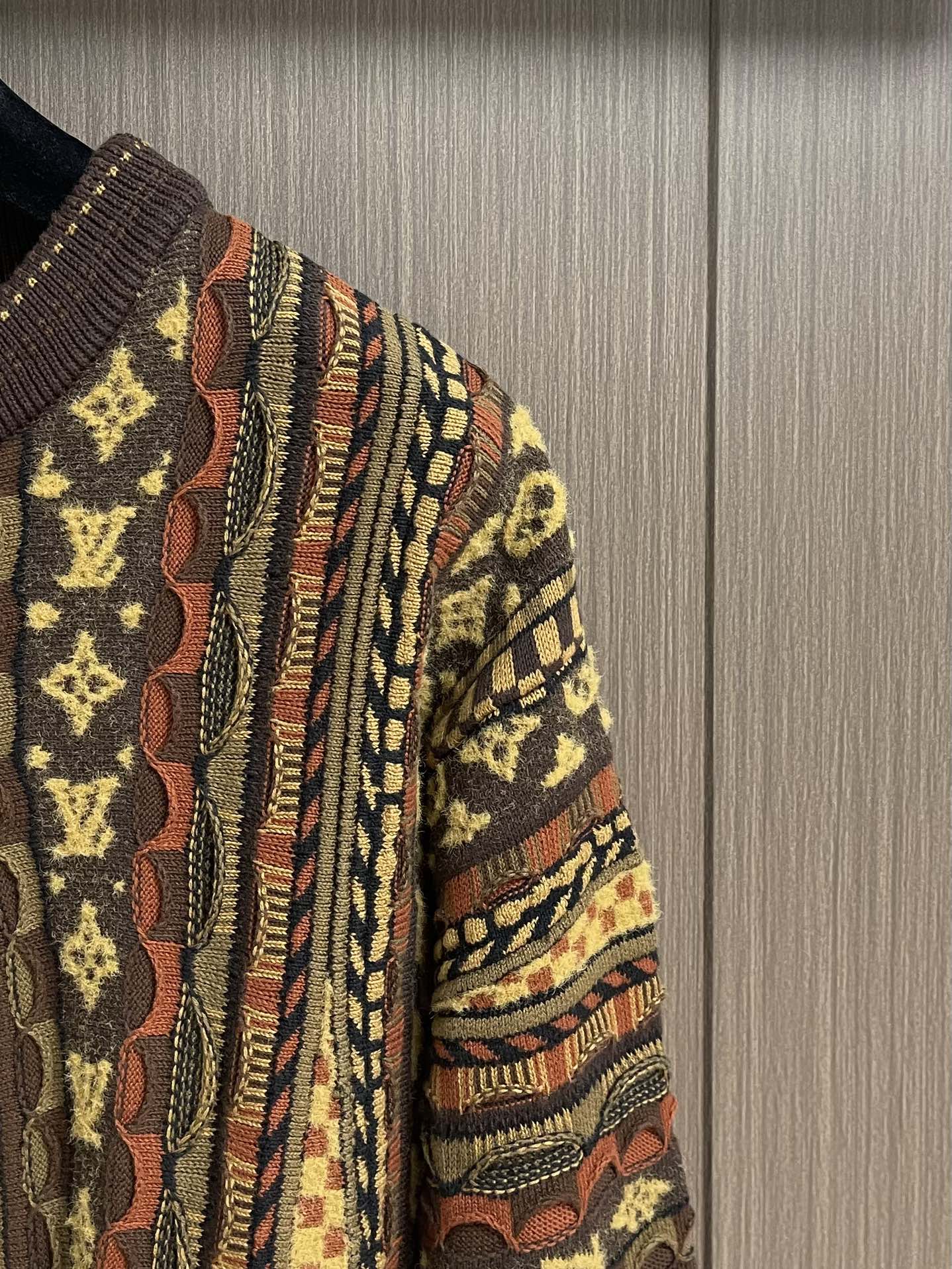 LV 提花套头圆领针织毛衣，本款套头衫致敬2000年代初期的街头时尚，以提花针织工艺描绘品牌标识，瞩目加