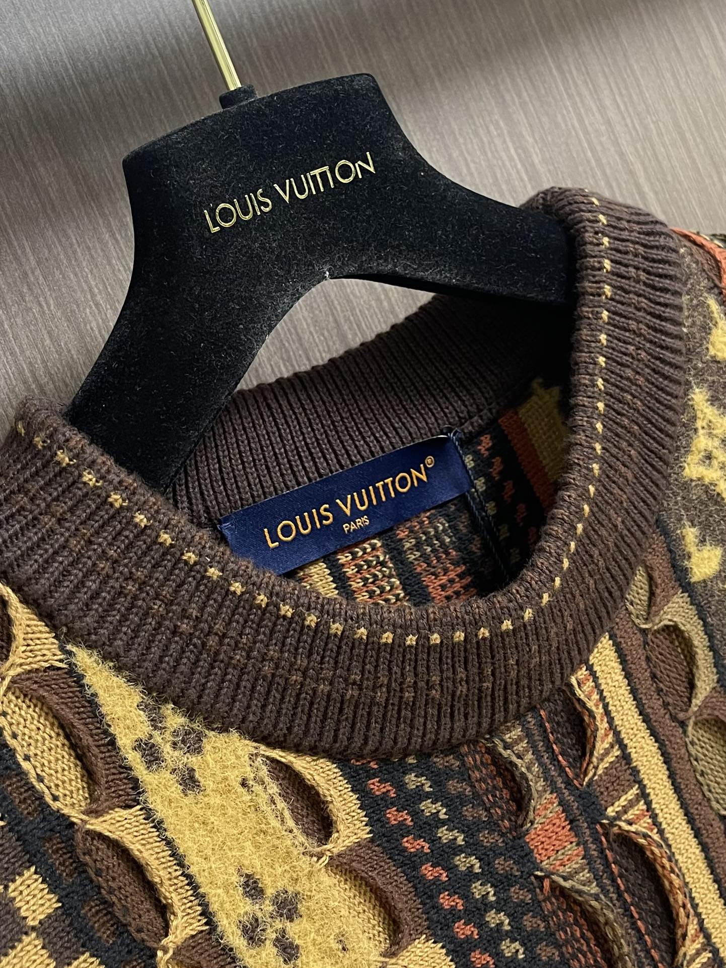 LV 提花套头圆领针织毛衣，本款套头衫致敬2000年代初期的街头时尚，以提花针织工艺描绘品牌标识，瞩目加