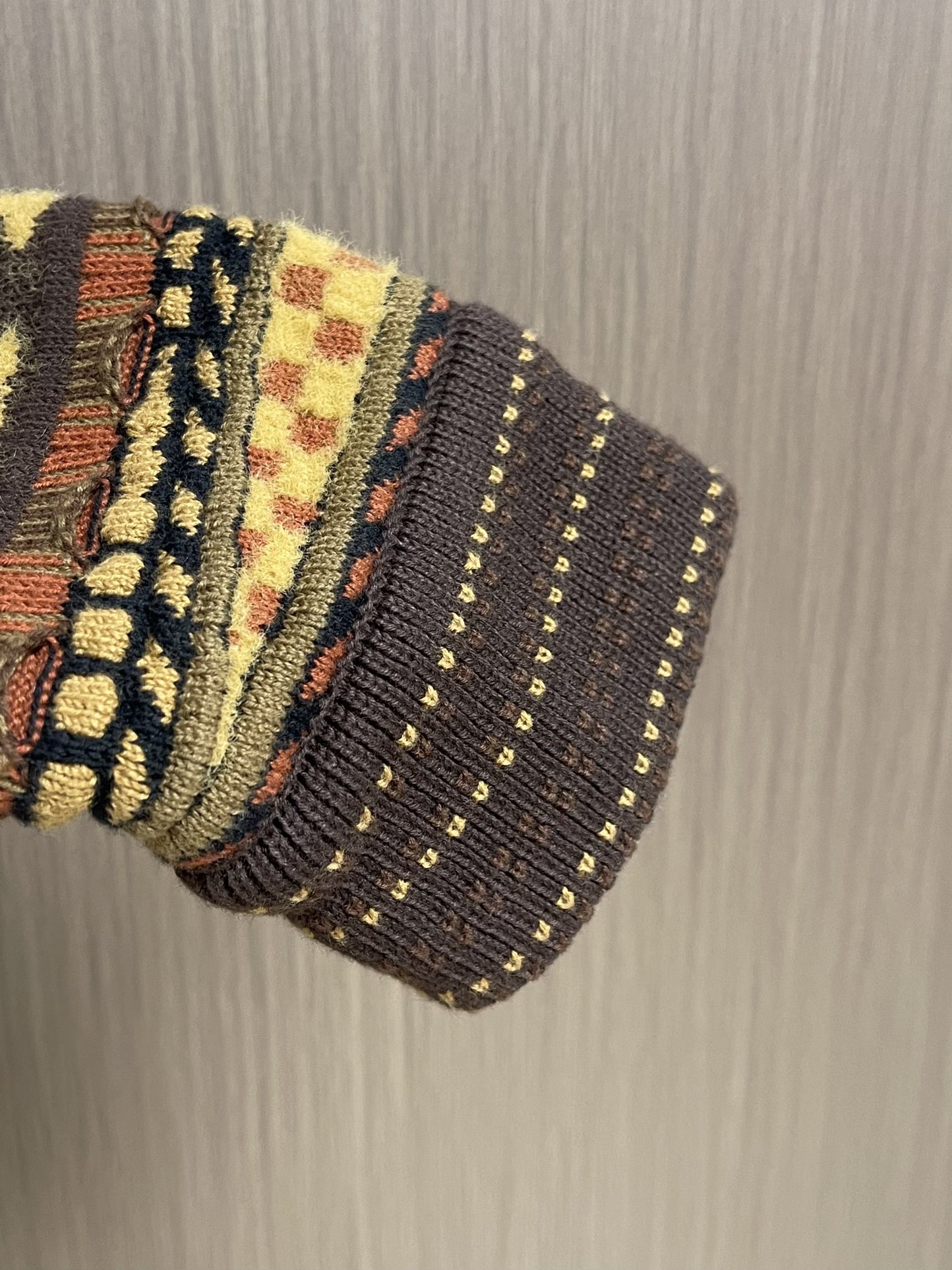 LV 提花套头圆领针织毛衣，本款套头衫致敬2000年代初期的街头时尚，以提花针织工艺描绘品牌标识，瞩目加