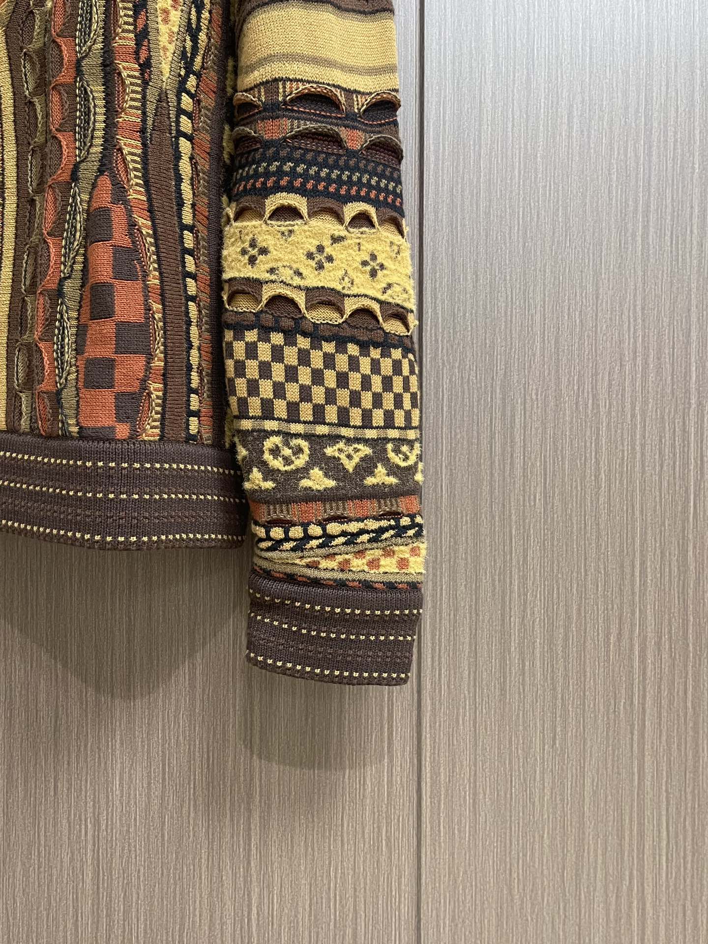 LV 提花套头圆领针织毛衣，本款套头衫致敬2000年代初期的街头时尚，以提花针织工艺描绘品牌标识，瞩目加