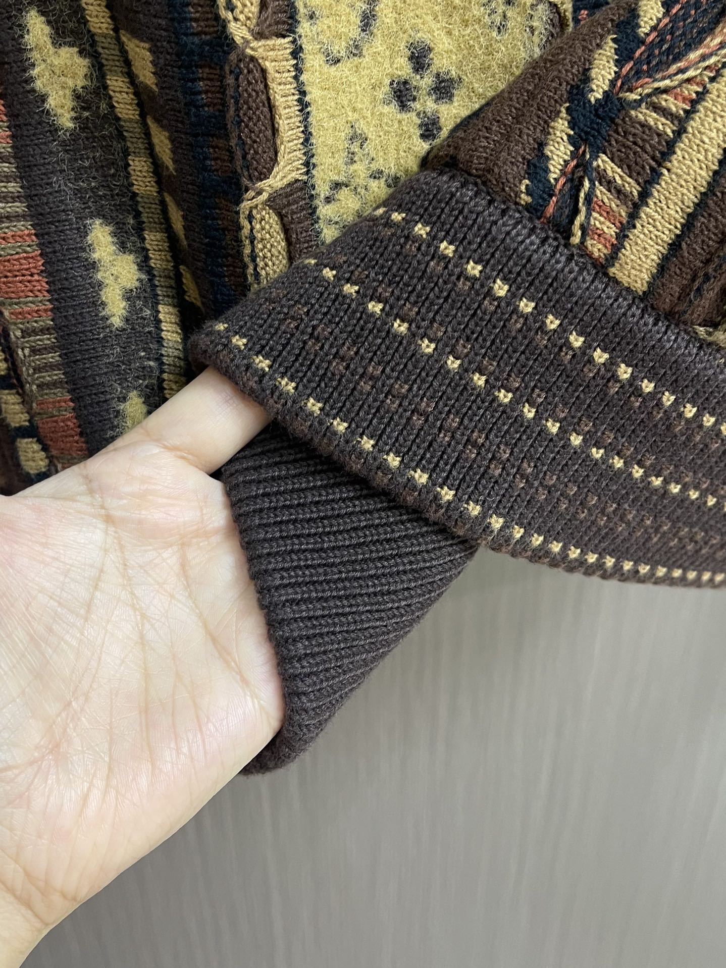 LV 提花套头圆领针织毛衣，本款套头衫致敬2000年代初期的街头时尚，以提花针织工艺描绘品牌标识，瞩目加