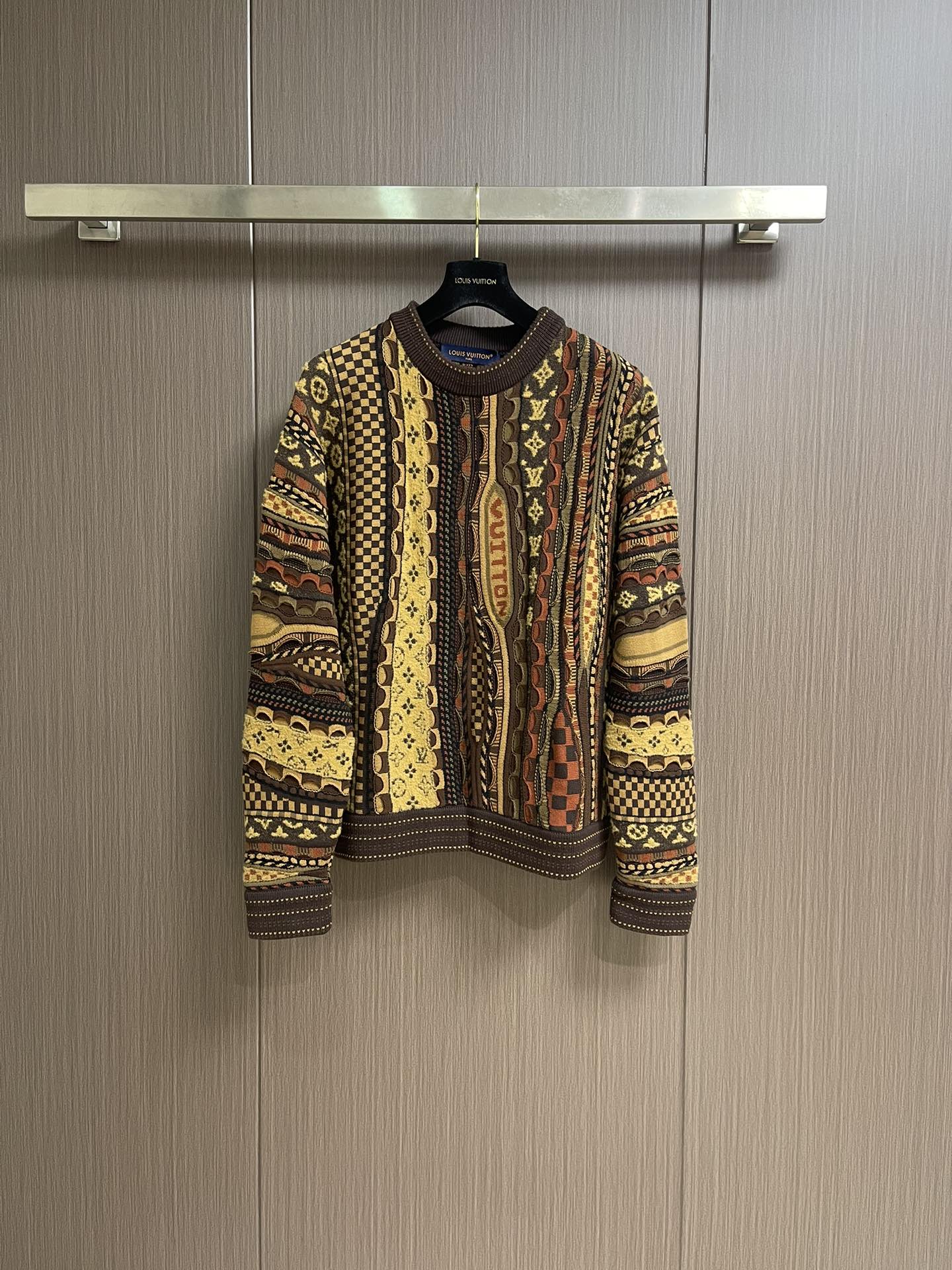 NO:538681,LV jacquard pullover round-neck knitted sweater, this pullover pays tribute to the street fashion of the early years, and uses jacquard knitting technology to depict the brand identity. It is eye-catching to join the 2025 autumn and winter series jointly developed by Pharrell Wiliams and Nigo. It can be matched with classic items and easily upgraded various styles. Size S-XL, louis vuitton, sweaters, alexander wang19860909LV 提花套头圆领针织毛衣,本款套头衫致敬年代初期的街头时尚,以提花针织工艺描绘品牌标识,瞩目加入 Pharrell Wiliams和Nigo携手合作的2025秋冬系列.可搭配经典单品,轻松升级各式造型.尺码S-XL,,louis vuitton,sweaters,alexander wang,Men's clothing