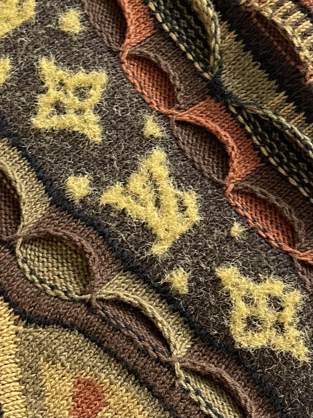 LV 提花套头圆领针织毛衣，本款套头衫致敬2000年代初期的街头时尚，以提花针织工艺描绘品牌标识，瞩目加