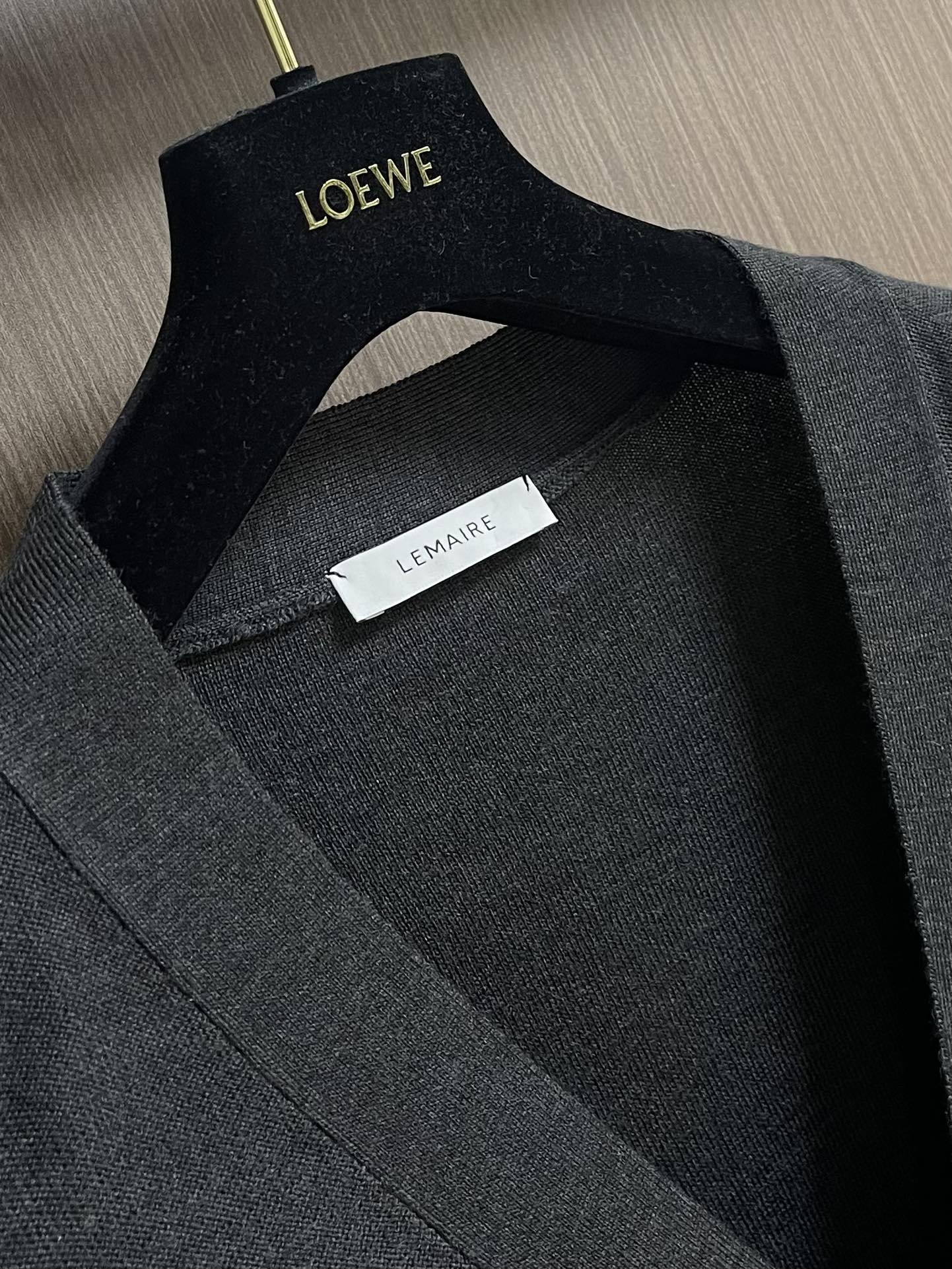 Lemaire 2025ss新款单排扣V领长袖针织衫毛衣，采用优质山羊毛精制而成，以精湛的罗纹针织工艺打