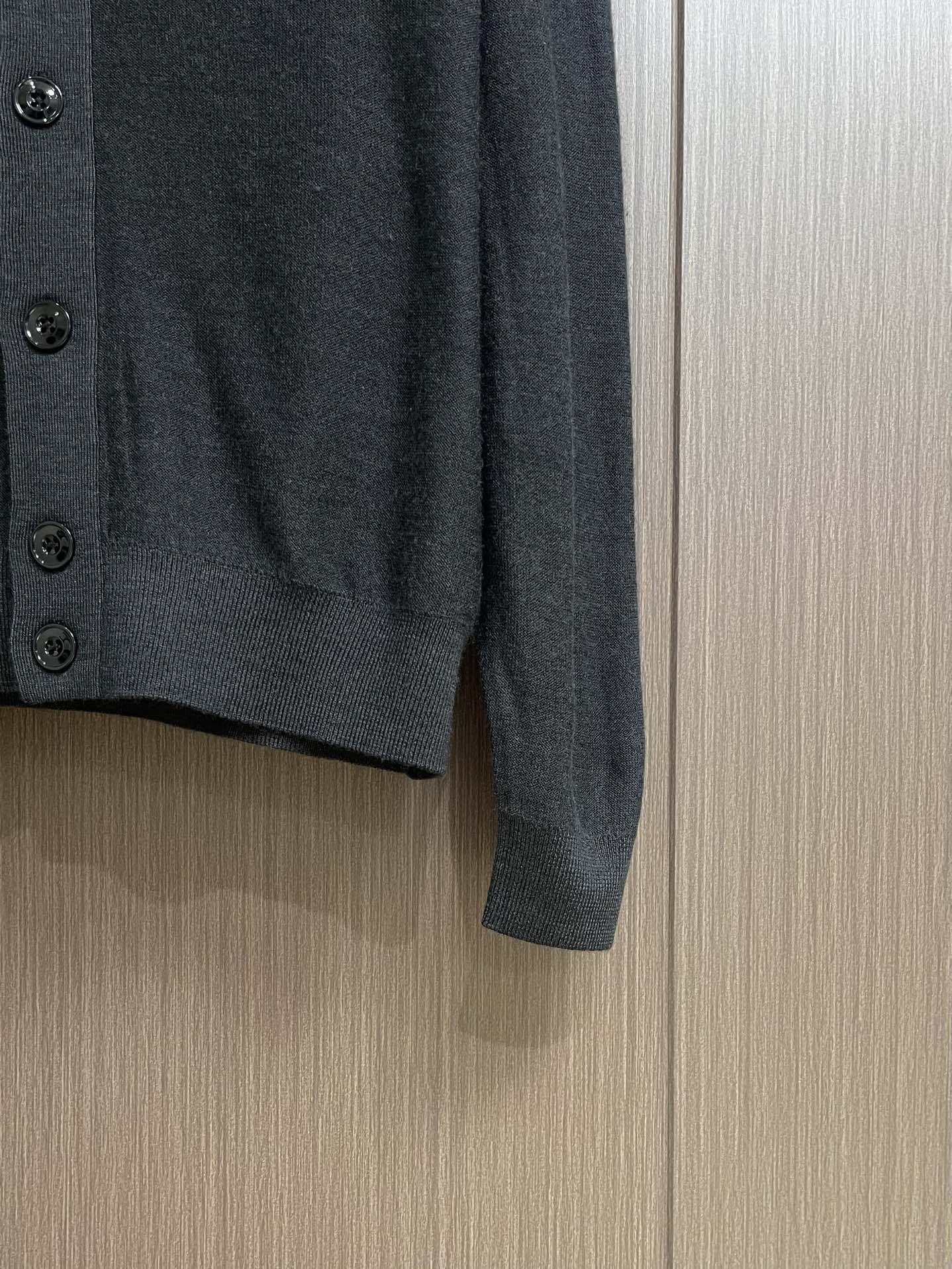 Lemaire 2025ss新款单排扣V领长袖针织衫毛衣，采用优质山羊毛精制而成，以精湛的罗纹针织工艺打