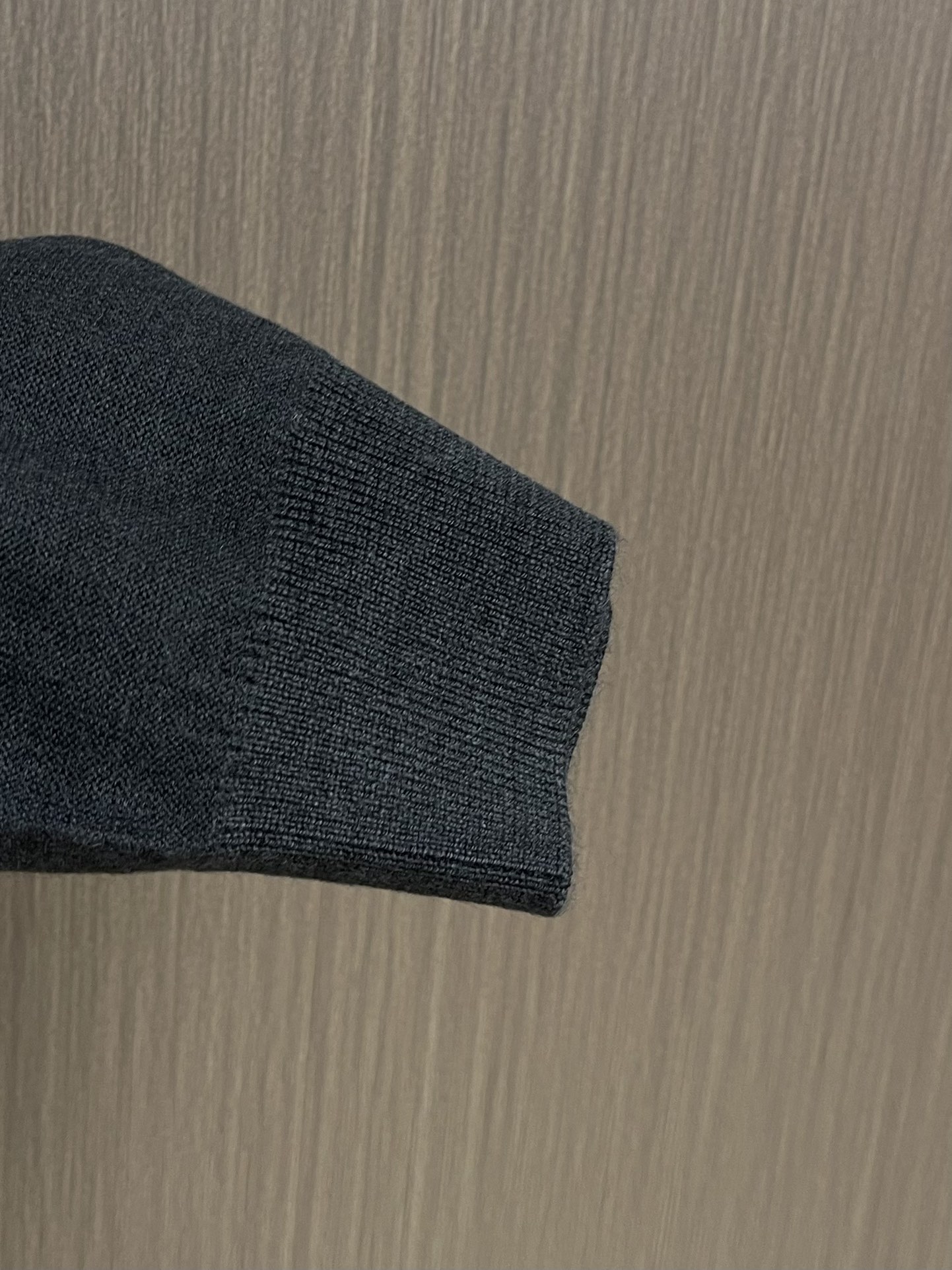 Lemaire 2025ss新款单排扣V领长袖针织衫毛衣，采用优质山羊毛精制而成，以精湛的罗纹针织工艺打