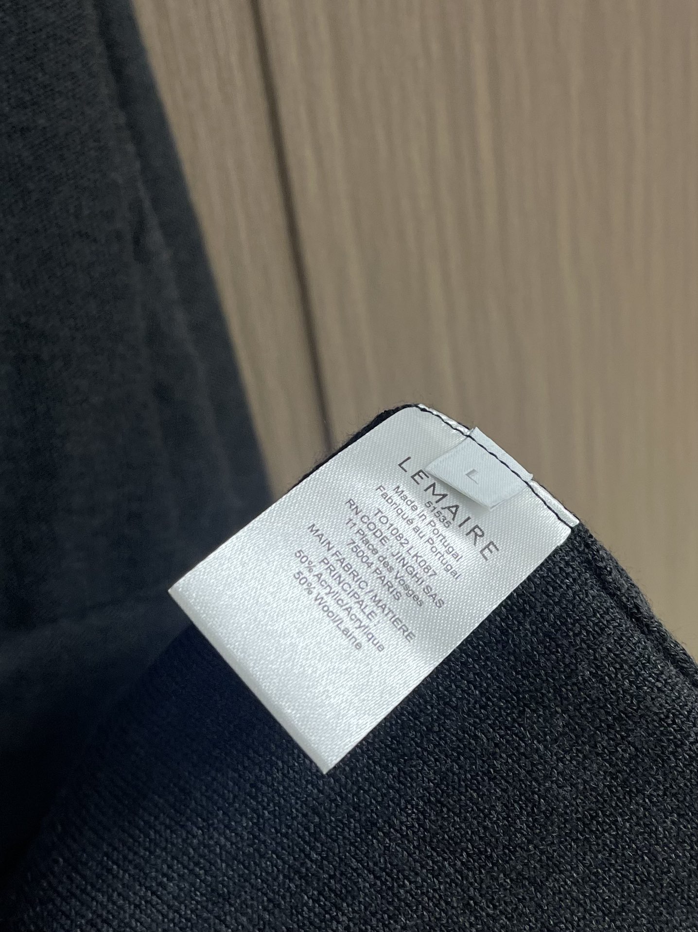 Lemaire 2025ss新款单排扣V领长袖针织衫毛衣，采用优质山羊毛精制而成，以精湛的罗纹针织工艺打