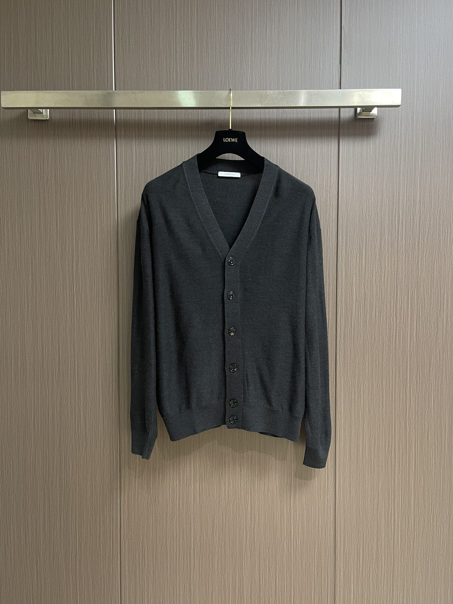 NO:538705,Lemaire 2025ss new single-breasted V-neck long-sleeved sweater, made of high-quality goat wool, creating a soft and delicate texture with exquisite rib knitting. The cardigan adopts a standard style design, and the V-neck cut is elegant and elegant, combining comfort and fashion sense. Size S-XL, sweaters, alexander wang19860909Lemaire 2025ss新款单排扣V领长袖针织衫毛衣,采用优质山羊毛精制而成,以精湛的罗纹针织工艺打造出柔软细腻的质感.开衫采用标准版型设计,V领剪裁优雅大方,兼具舒适性与时尚感.尺码S-XL,,sweaters,alexander wang,Men's clothing