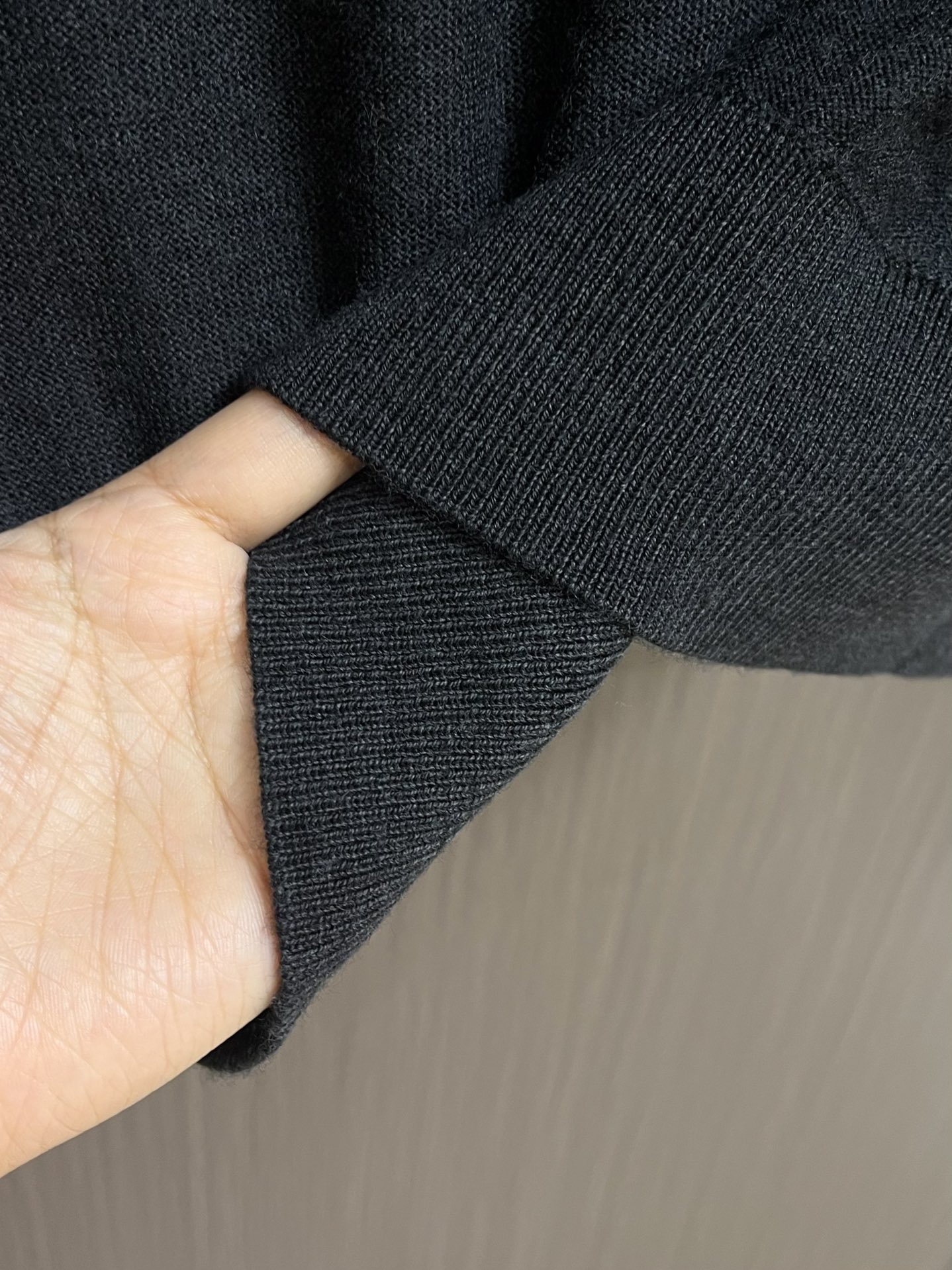 Lemaire 2025ss新款单排扣V领长袖针织衫毛衣，采用优质山羊毛精制而成，以精湛的罗纹针织工艺打