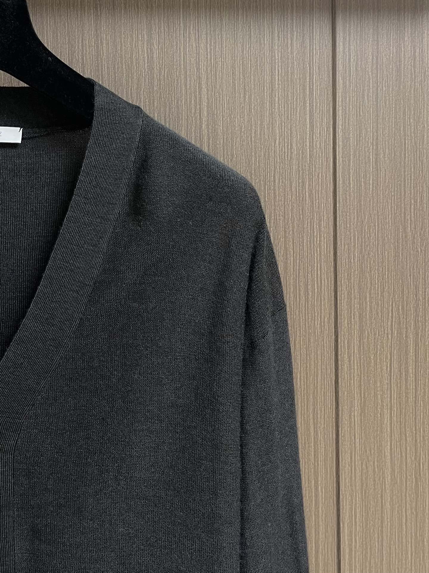 Lemaire 2025ss新款单排扣V领长袖针织衫毛衣，采用优质山羊毛精制而成，以精湛的罗纹针织工艺打