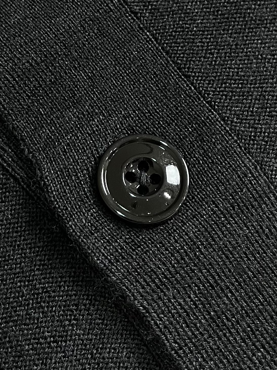 Lemaire 2025ss新款单排扣V领长袖针织衫毛衣，采用优质山羊毛精制而成，以精湛的罗纹针织工艺打