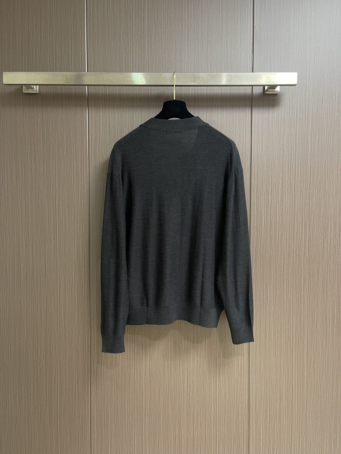 Lemaire 2025ss新款单排扣V领长袖针织衫毛衣，采用优质山羊毛精制而成，以精湛的罗纹针织工艺打