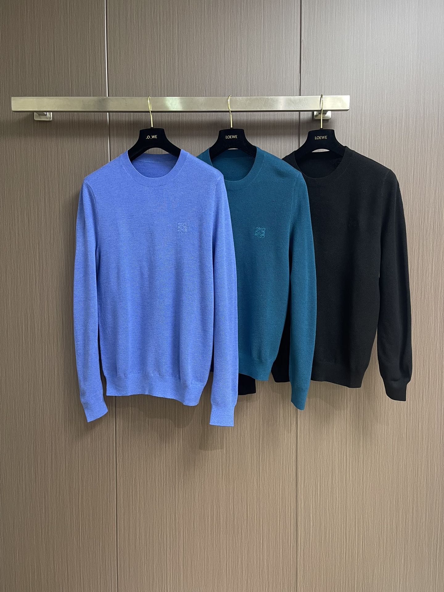loewe 2025SS新款混纺针织圆领毛衣，质感细腻柔软，温暖轻盈保暖而透气、亲肤舒适。针织立体感十足