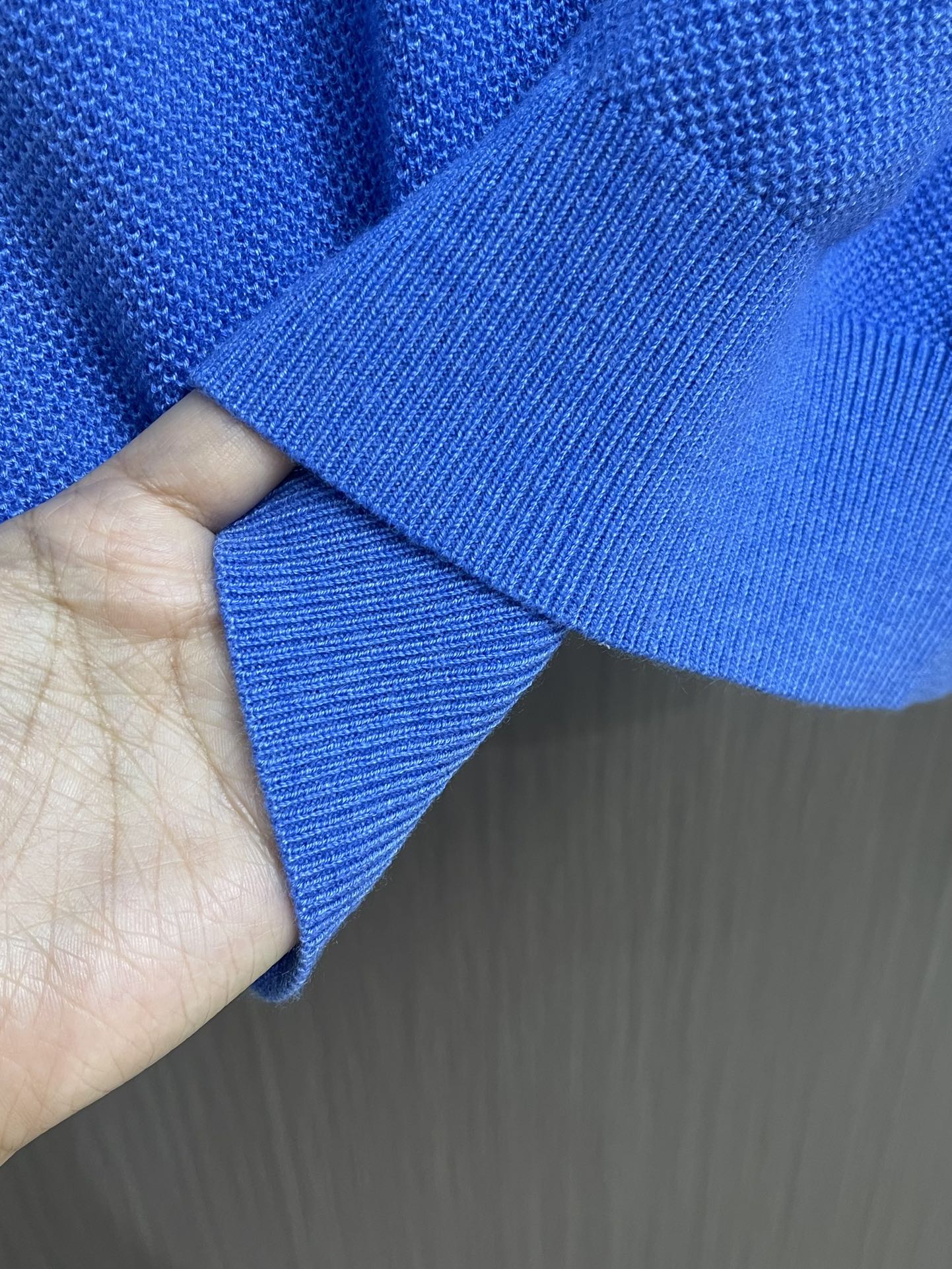 loewe 2025SS新款混纺针织圆领毛衣，质感细腻柔软，温暖轻盈保暖而透气、亲肤舒适。针织立体感十足