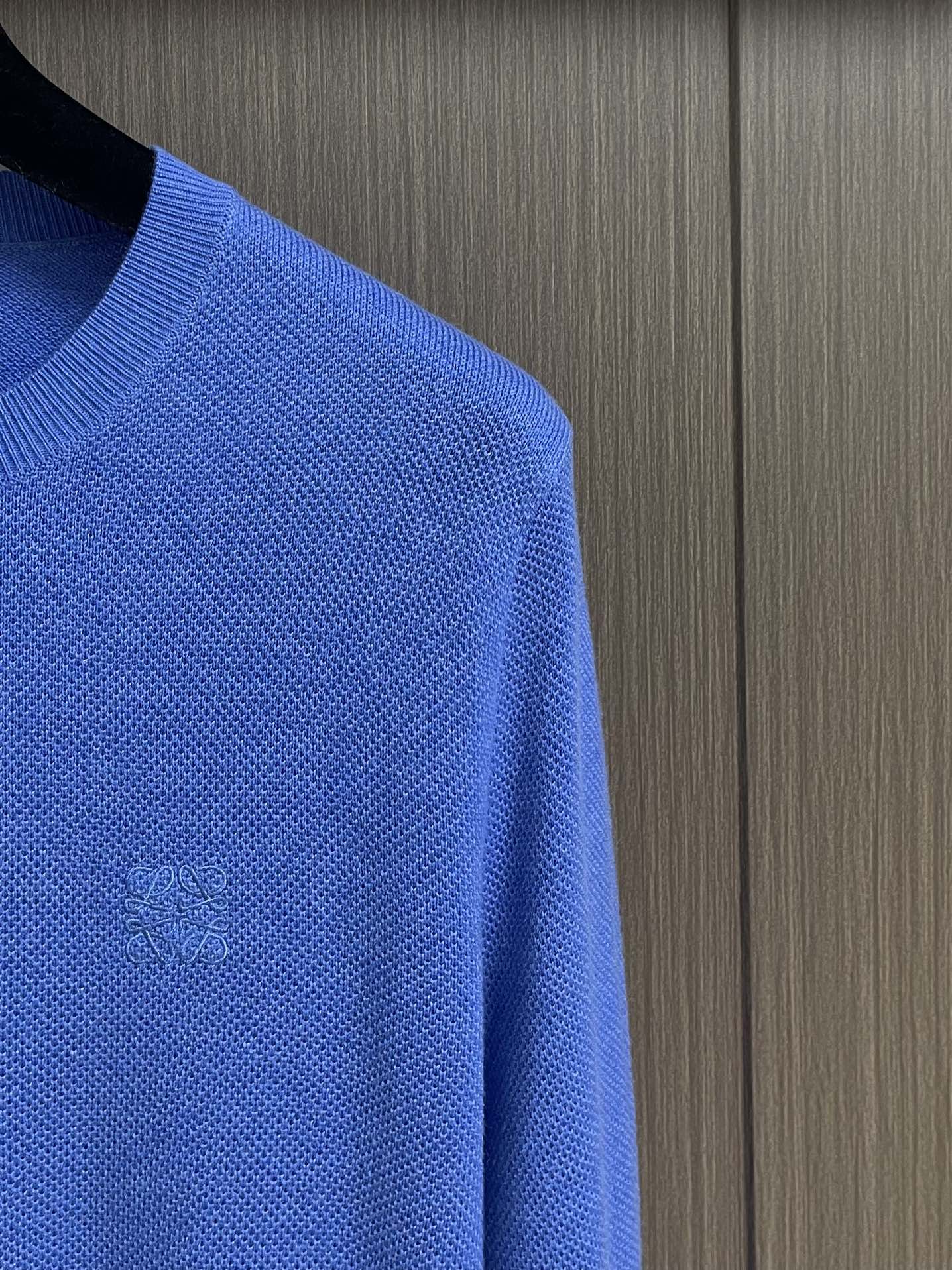 loewe 2025SS新款混纺针织圆领毛衣，质感细腻柔软，温暖轻盈保暖而透气、亲肤舒适。针织立体感十足