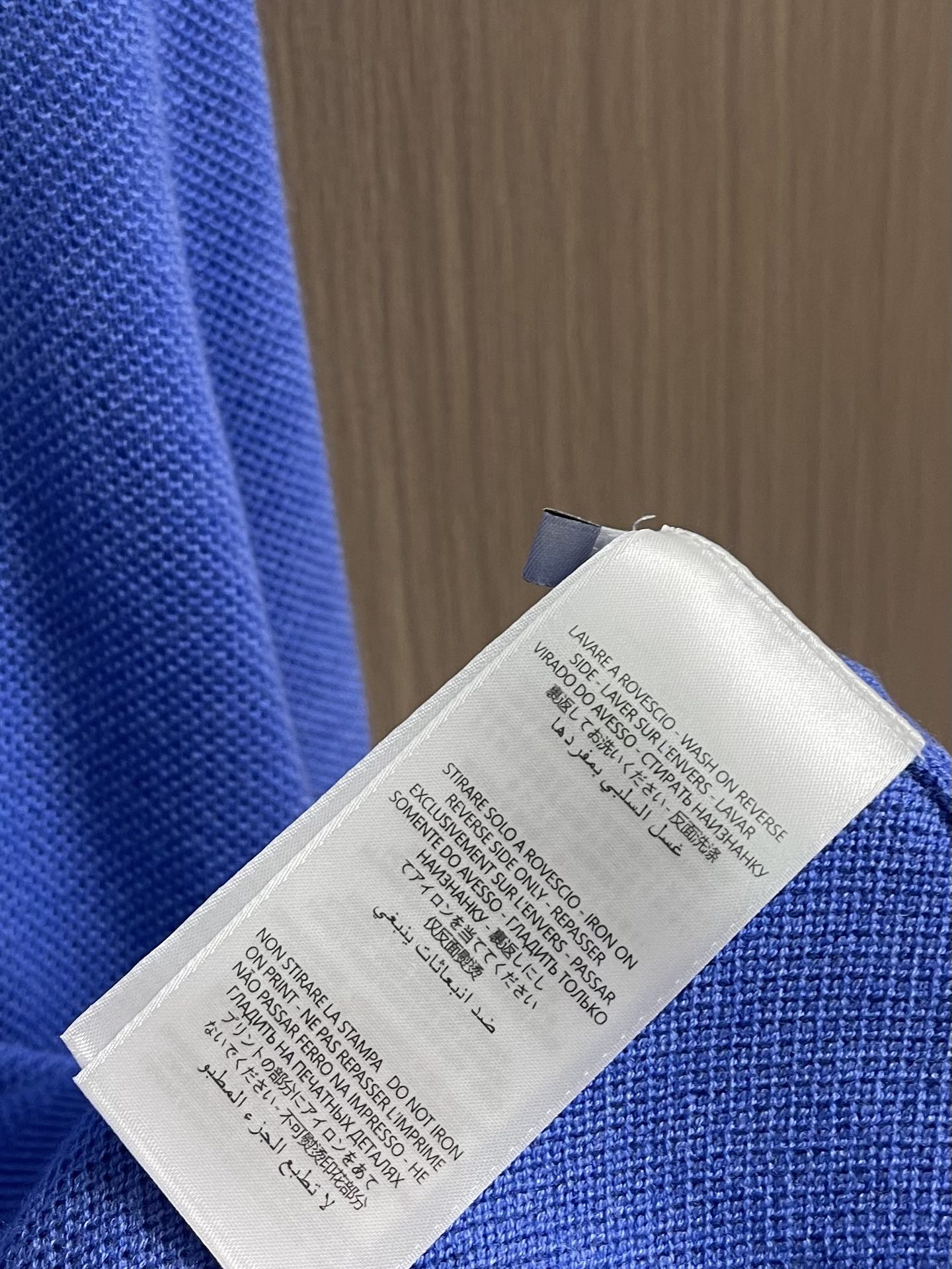 loewe 2025SS新款混纺针织圆领毛衣，质感细腻柔软，温暖轻盈保暖而透气、亲肤舒适。针织立体感十足