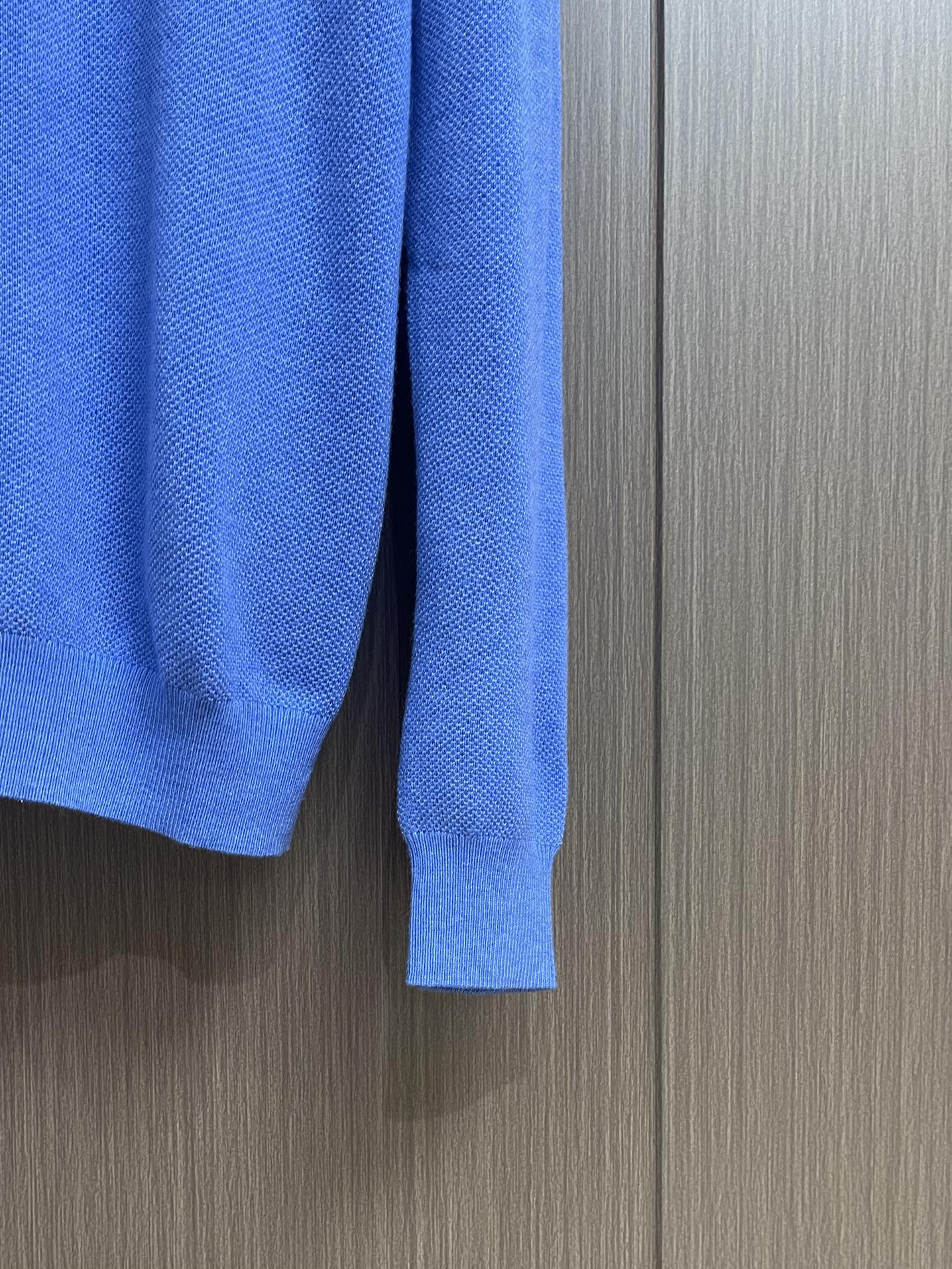 loewe 2025SS新款混纺针织圆领毛衣，质感细腻柔软，温暖轻盈保暖而透气、亲肤舒适。针织立体感十足