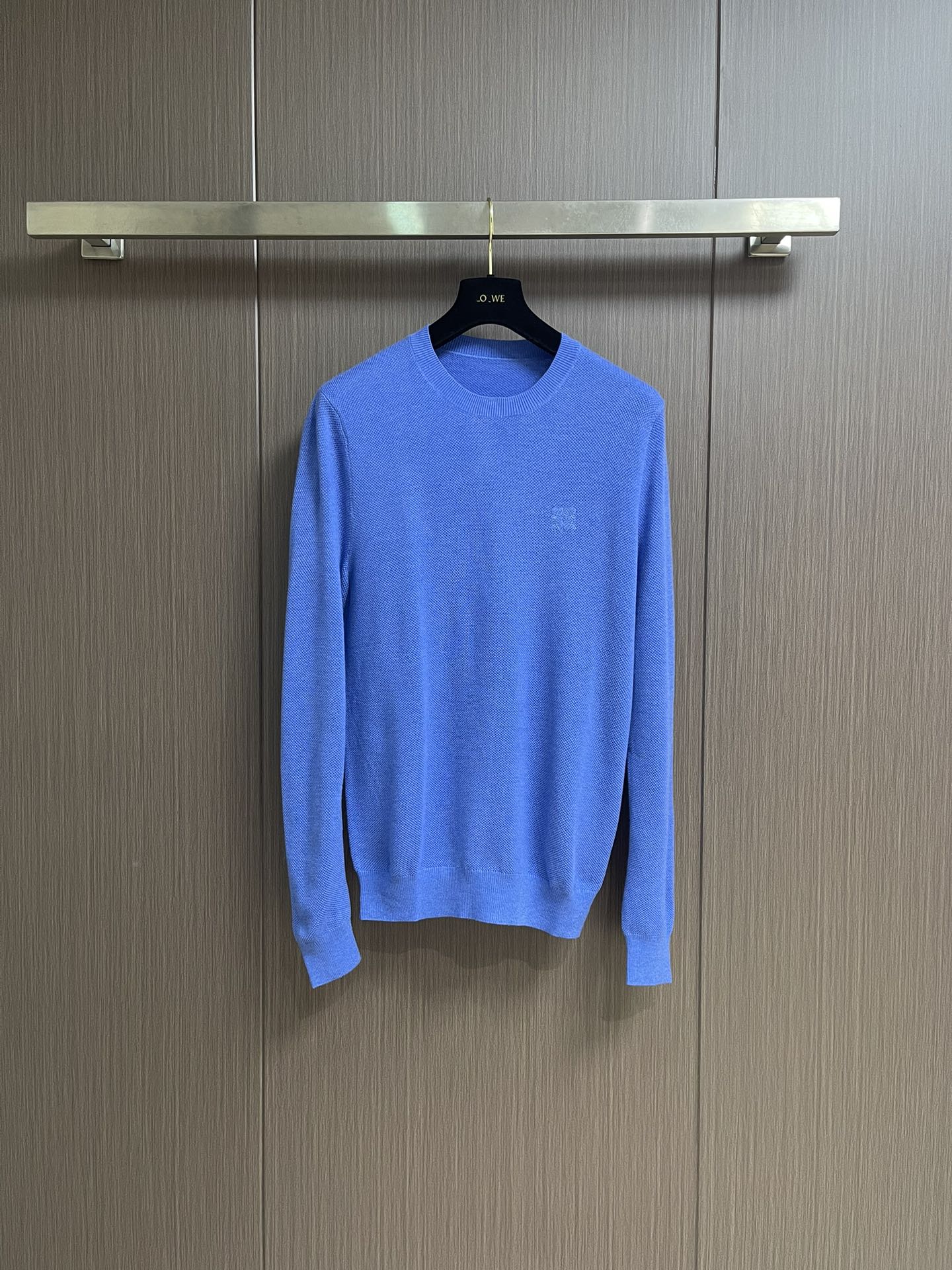 loewe 2025SS新款混纺针织圆领毛衣，质感细腻柔软，温暖轻盈保暖而透气、亲肤舒适。针织立体感十足