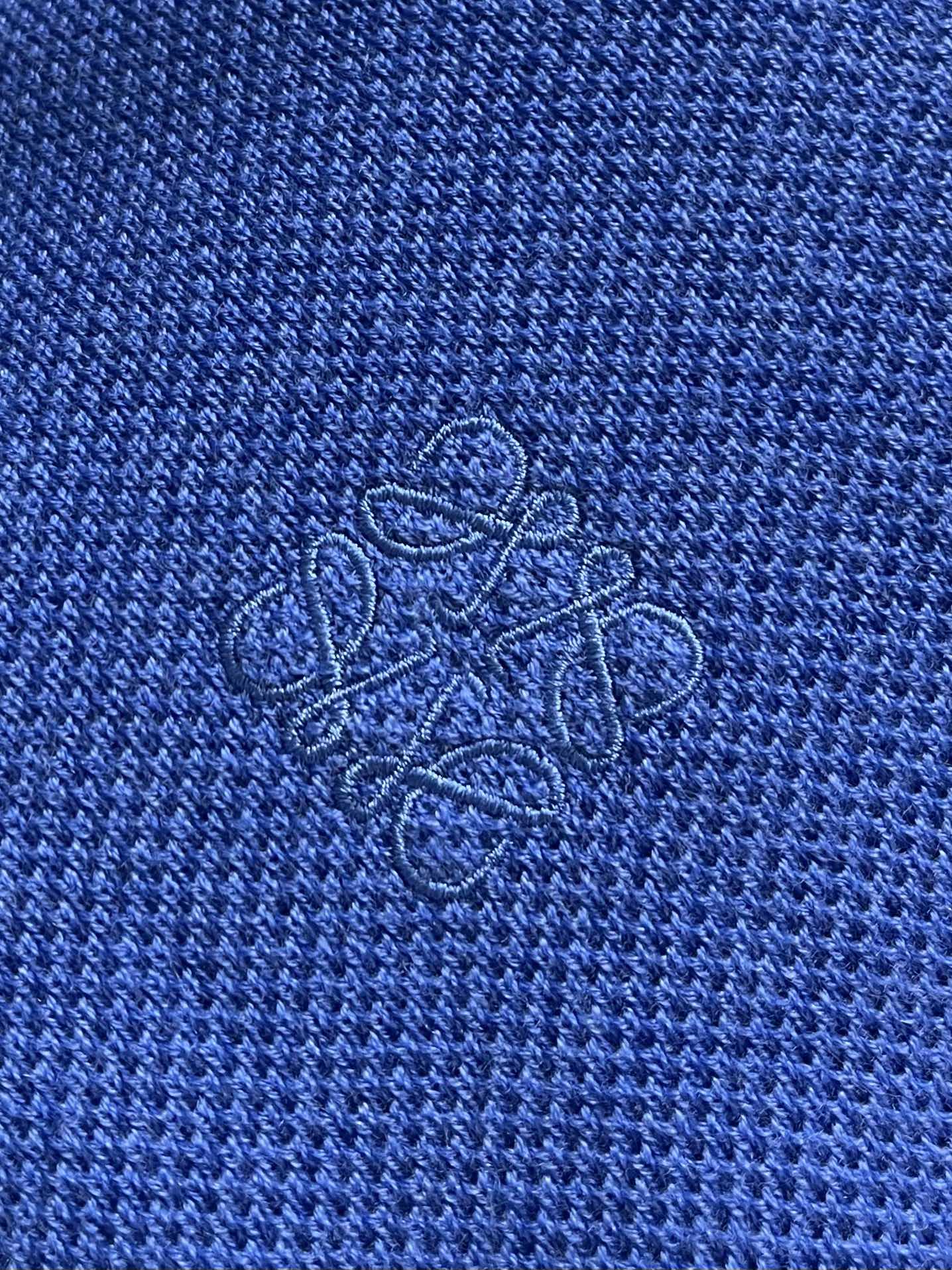 loewe 2025SS新款混纺针织圆领毛衣，质感细腻柔软，温暖轻盈保暖而透气、亲肤舒适。针织立体感十足