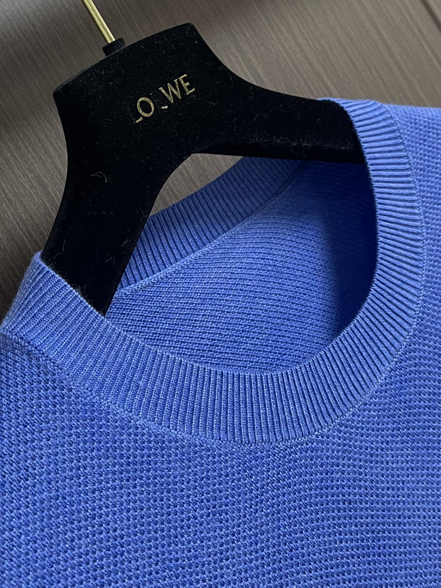 loewe 2025SS新款混纺针织圆领毛衣，质感细腻柔软，温暖轻盈保暖而透气、亲肤舒适。针织立体感十足