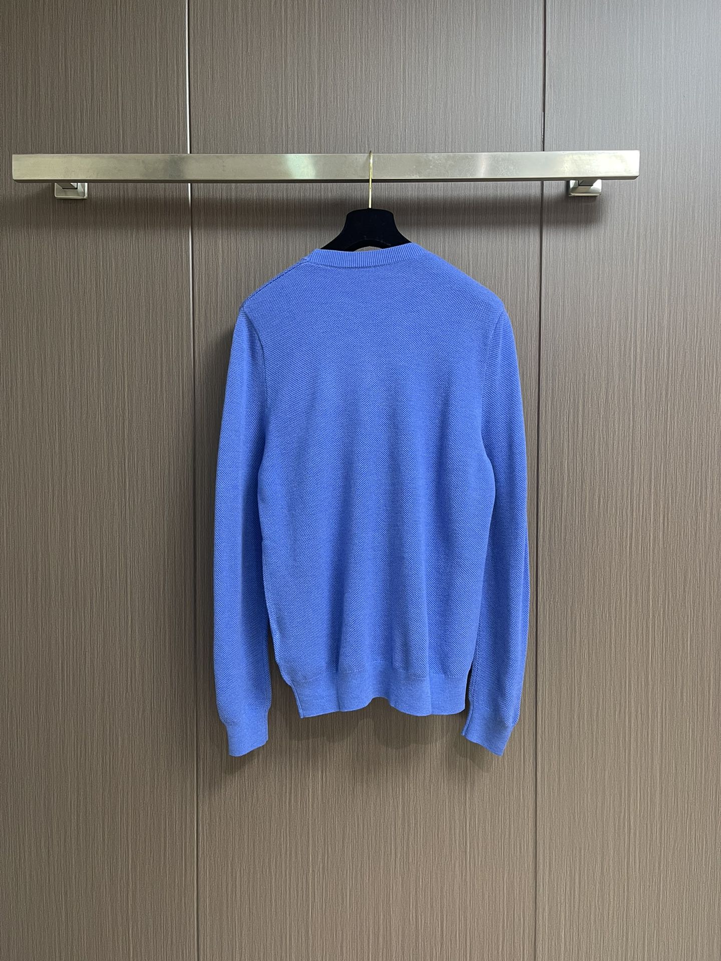 loewe 2025SS新款混纺针织圆领毛衣，质感细腻柔软，温暖轻盈保暖而透气、亲肤舒适。针织立体感十足