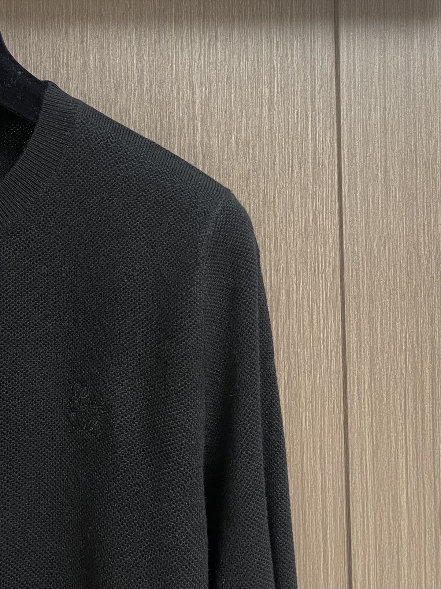 loewe 2025SS新款混纺针织圆领毛衣，质感细腻柔软，温暖轻盈保暖而透气、亲肤舒适。针织立体感十足