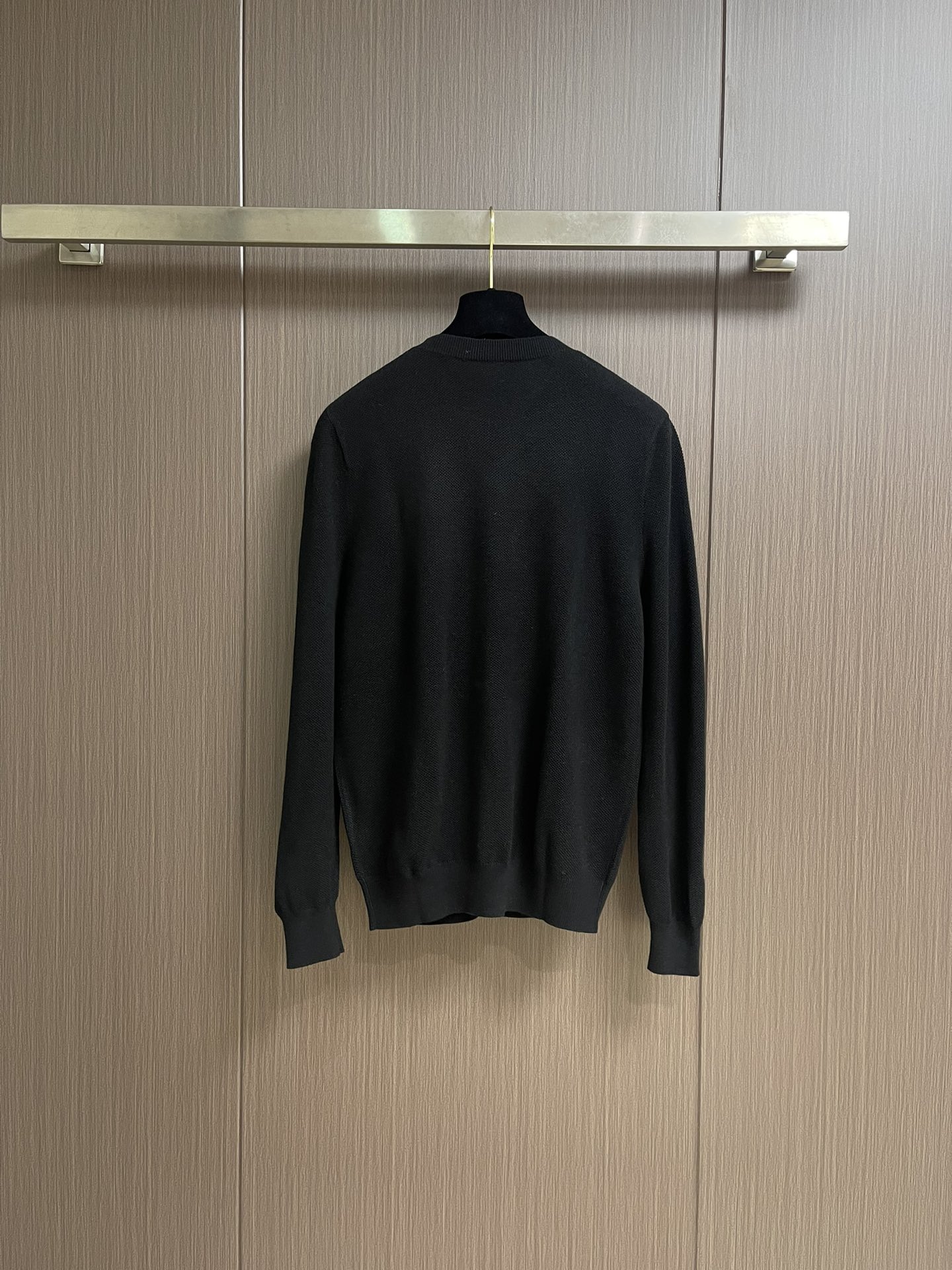 loewe 2025SS新款混纺针织圆领毛衣，质感细腻柔软，温暖轻盈保暖而透气、亲肤舒适。针织立体感十足