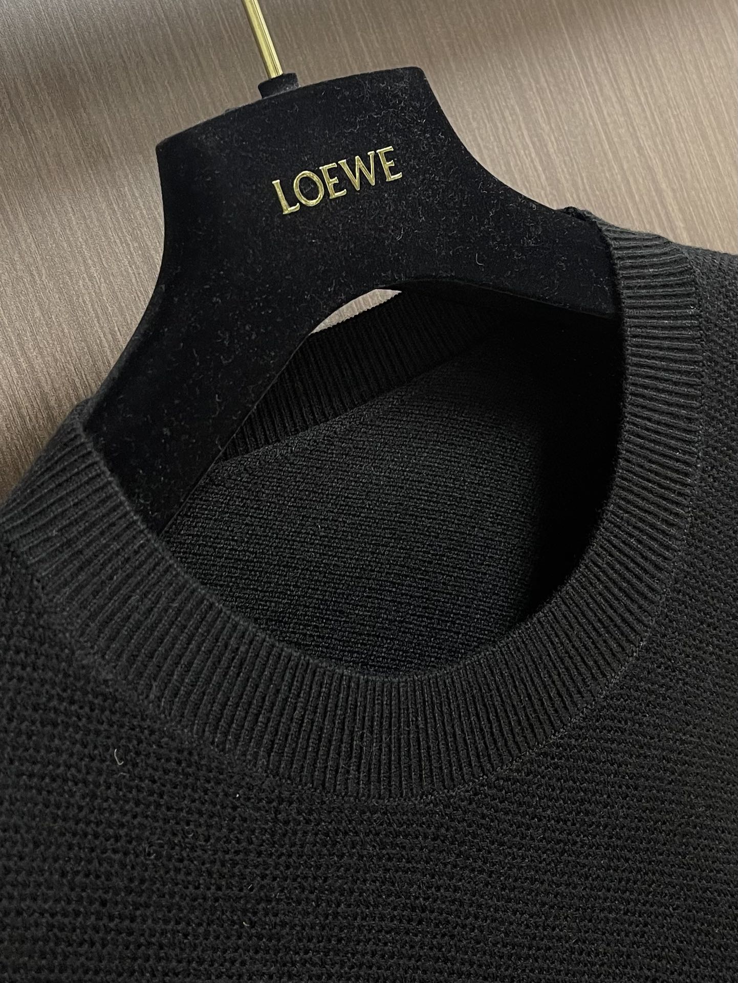 loewe 2025SS新款混纺针织圆领毛衣，质感细腻柔软，温暖轻盈保暖而透气、亲肤舒适。针织立体感十足