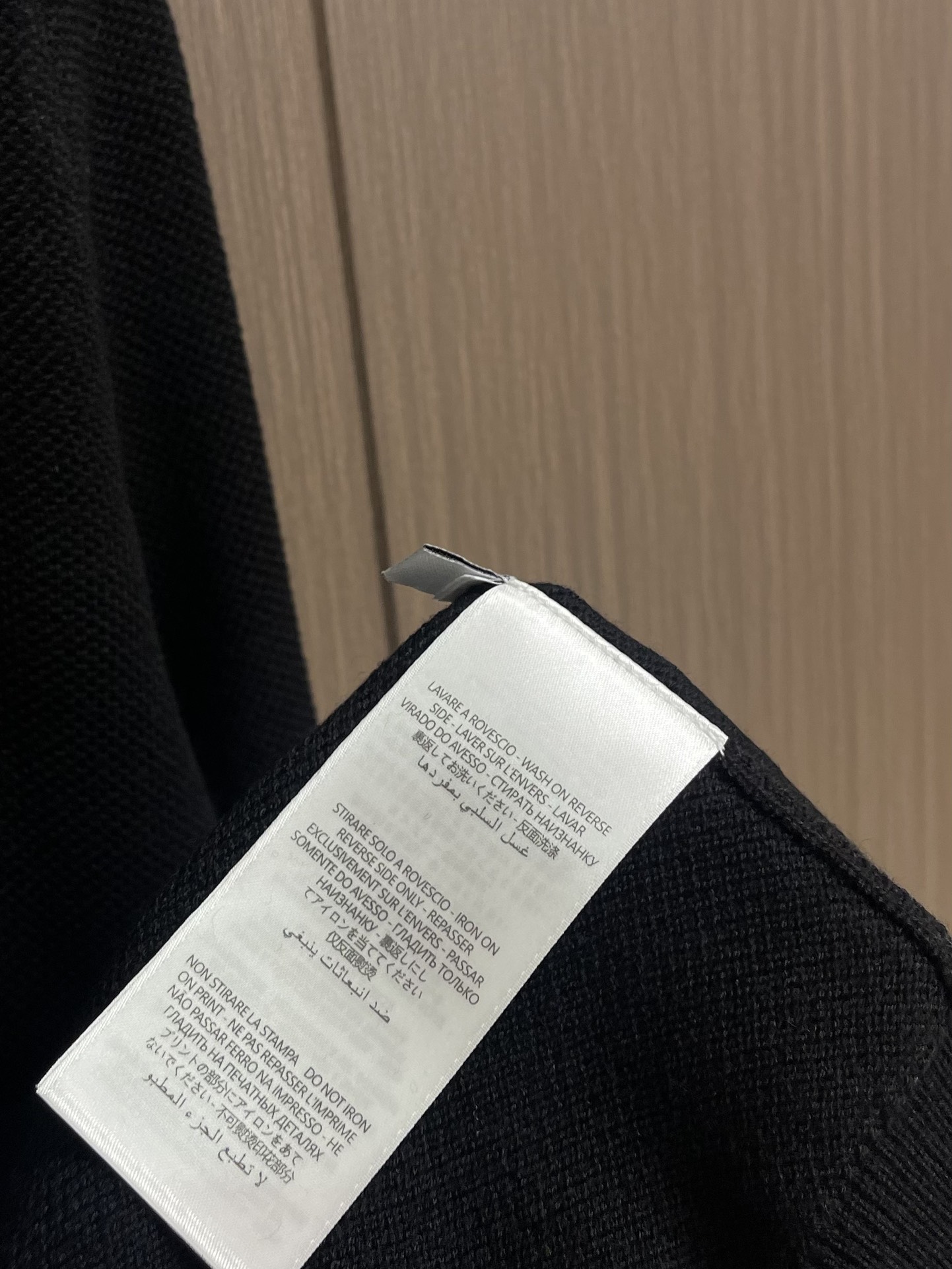 loewe 2025SS新款混纺针织圆领毛衣，质感细腻柔软，温暖轻盈保暖而透气、亲肤舒适。针织立体感十足