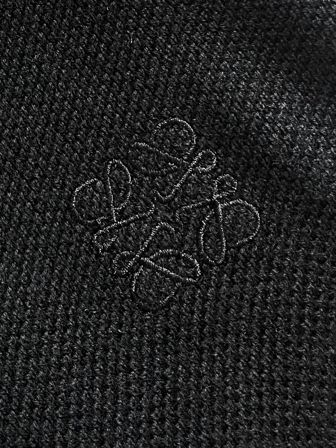 loewe 2025SS新款混纺针织圆领毛衣，质感细腻柔软，温暖轻盈保暖而透气、亲肤舒适。针织立体感十足