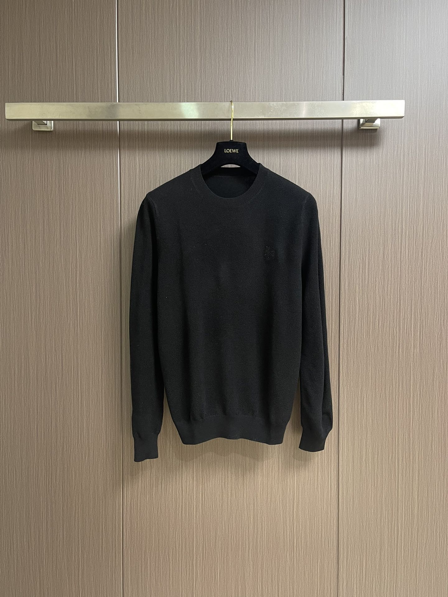 loewe 2025SS新款混纺针织圆领毛衣，质感细腻柔软，温暖轻盈保暖而透气、亲肤舒适。针织立体感十足