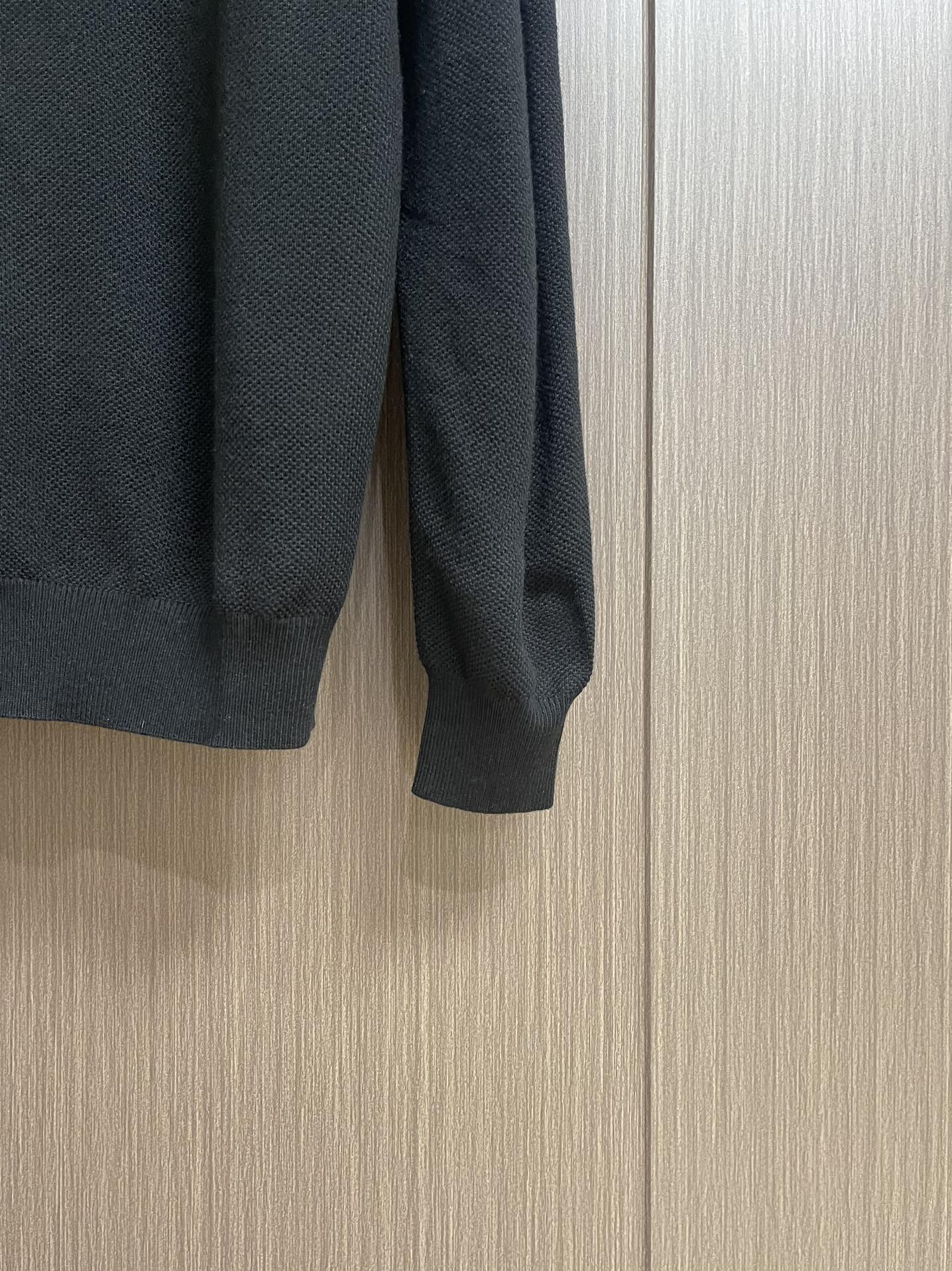 loewe 2025SS新款混纺针织圆领毛衣，质感细腻柔软，温暖轻盈保暖而透气、亲肤舒适。针织立体感十足