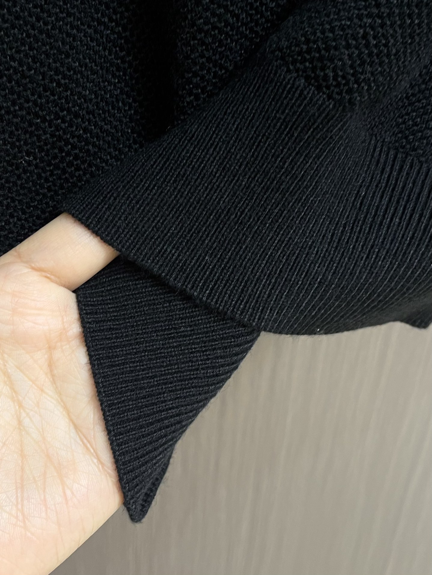 loewe 2025SS新款混纺针织圆领毛衣，质感细腻柔软，温暖轻盈保暖而透气、亲肤舒适。针织立体感十足