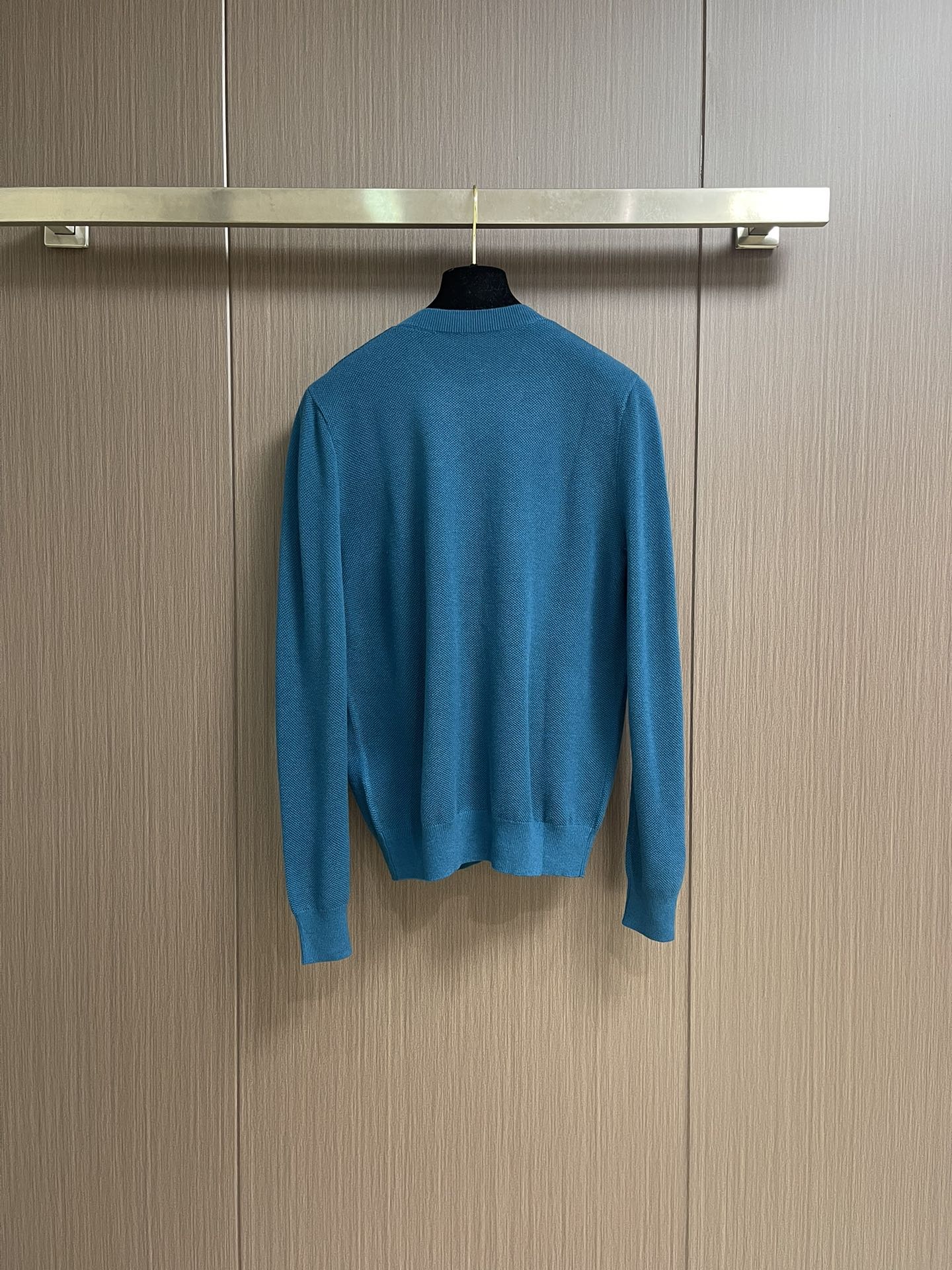 loewe 2025SS新款混纺针织圆领毛衣，质感细腻柔软，温暖轻盈保暖而透气、亲肤舒适。针织立体感十足