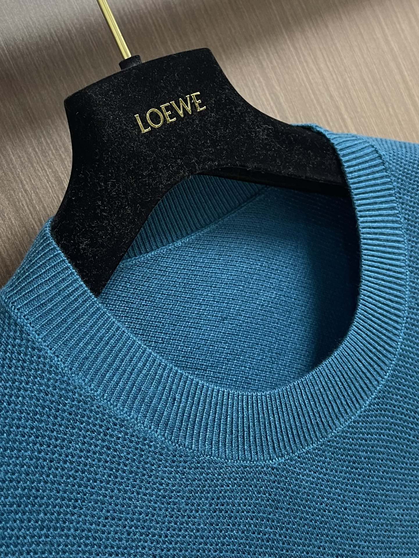 loewe 2025SS新款混纺针织圆领毛衣，质感细腻柔软，温暖轻盈保暖而透气、亲肤舒适。针织立体感十足