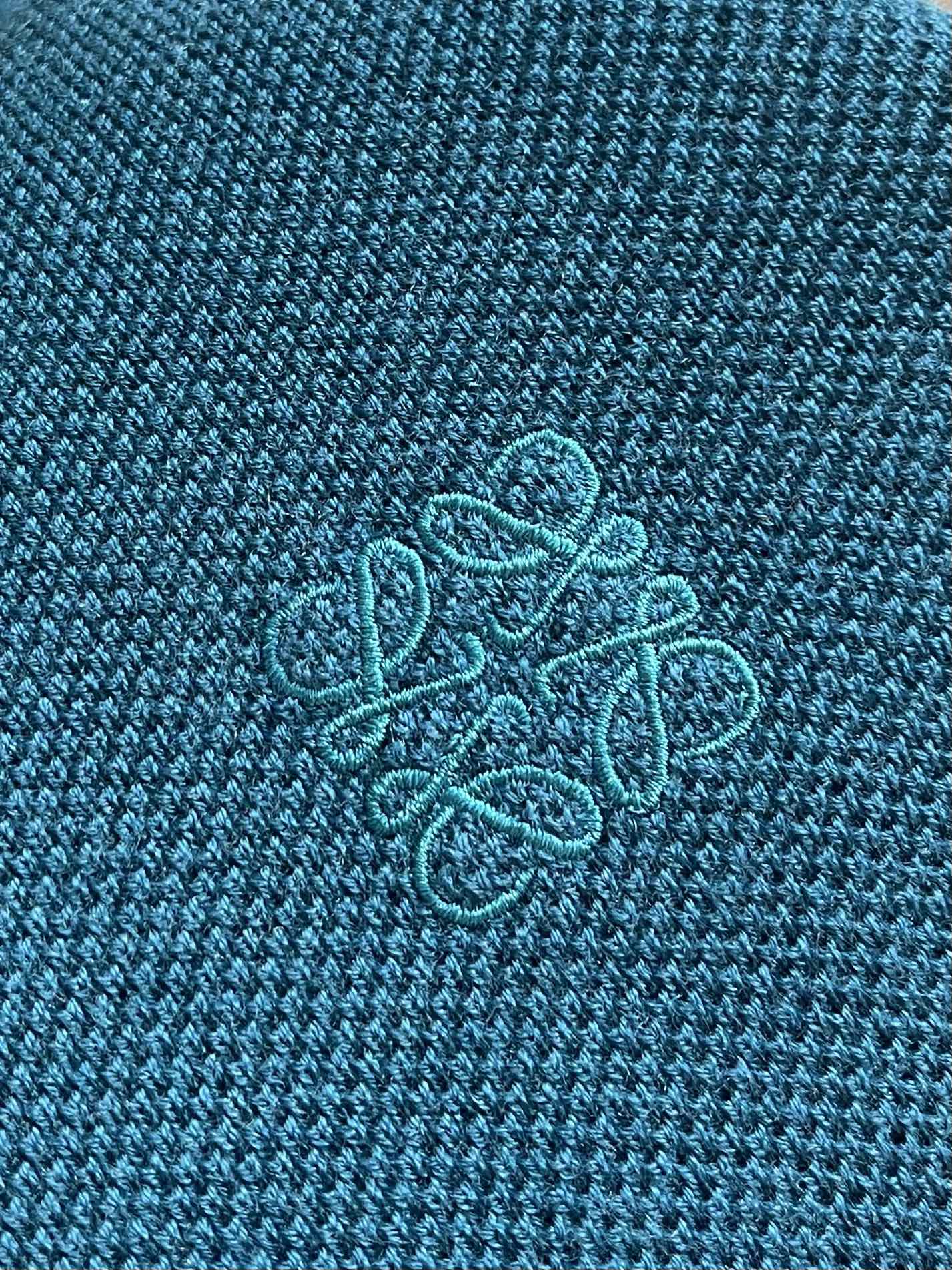 loewe 2025SS新款混纺针织圆领毛衣，质感细腻柔软，温暖轻盈保暖而透气、亲肤舒适。针织立体感十足