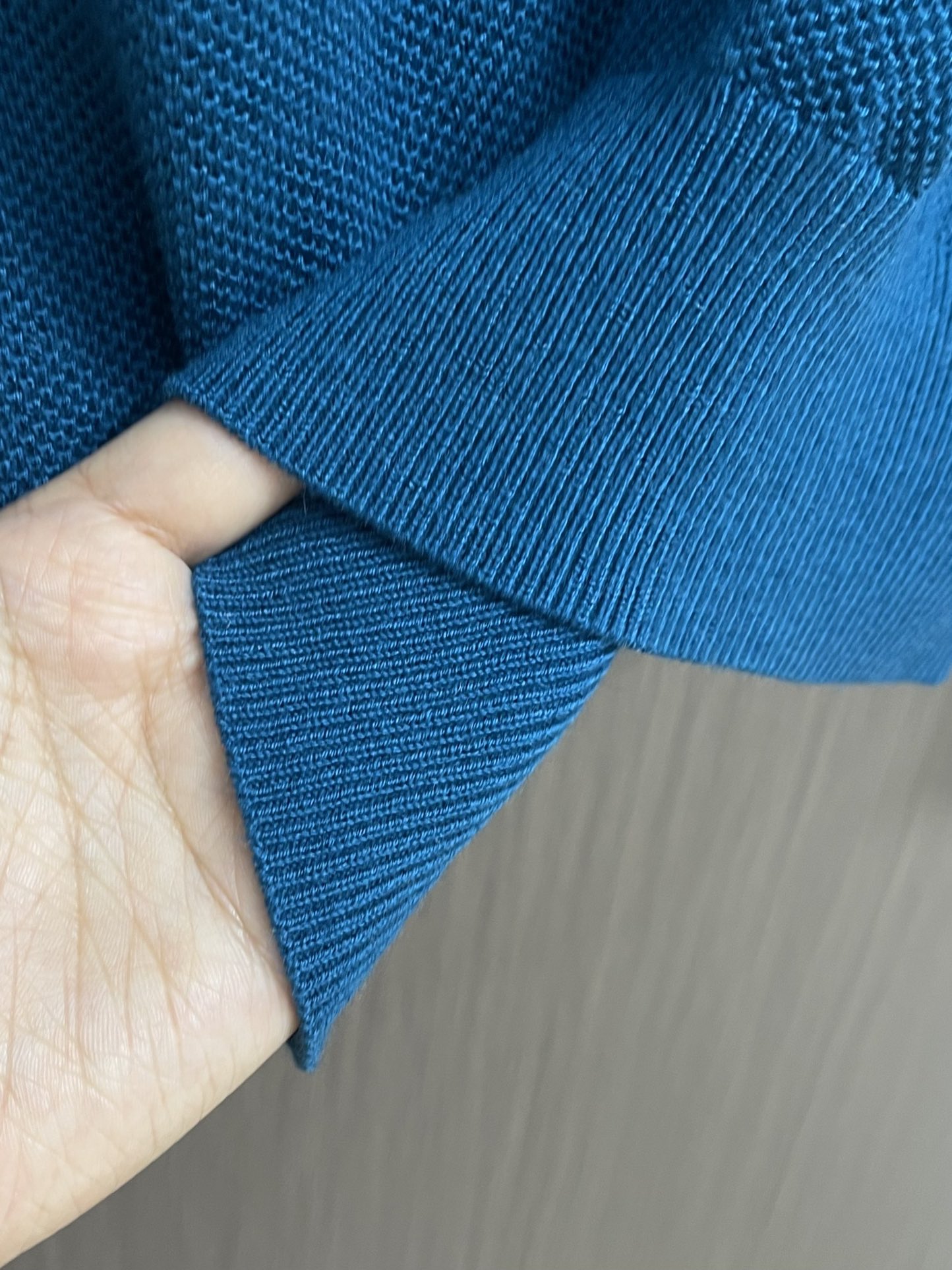 loewe 2025SS新款混纺针织圆领毛衣，质感细腻柔软，温暖轻盈保暖而透气、亲肤舒适。针织立体感十足