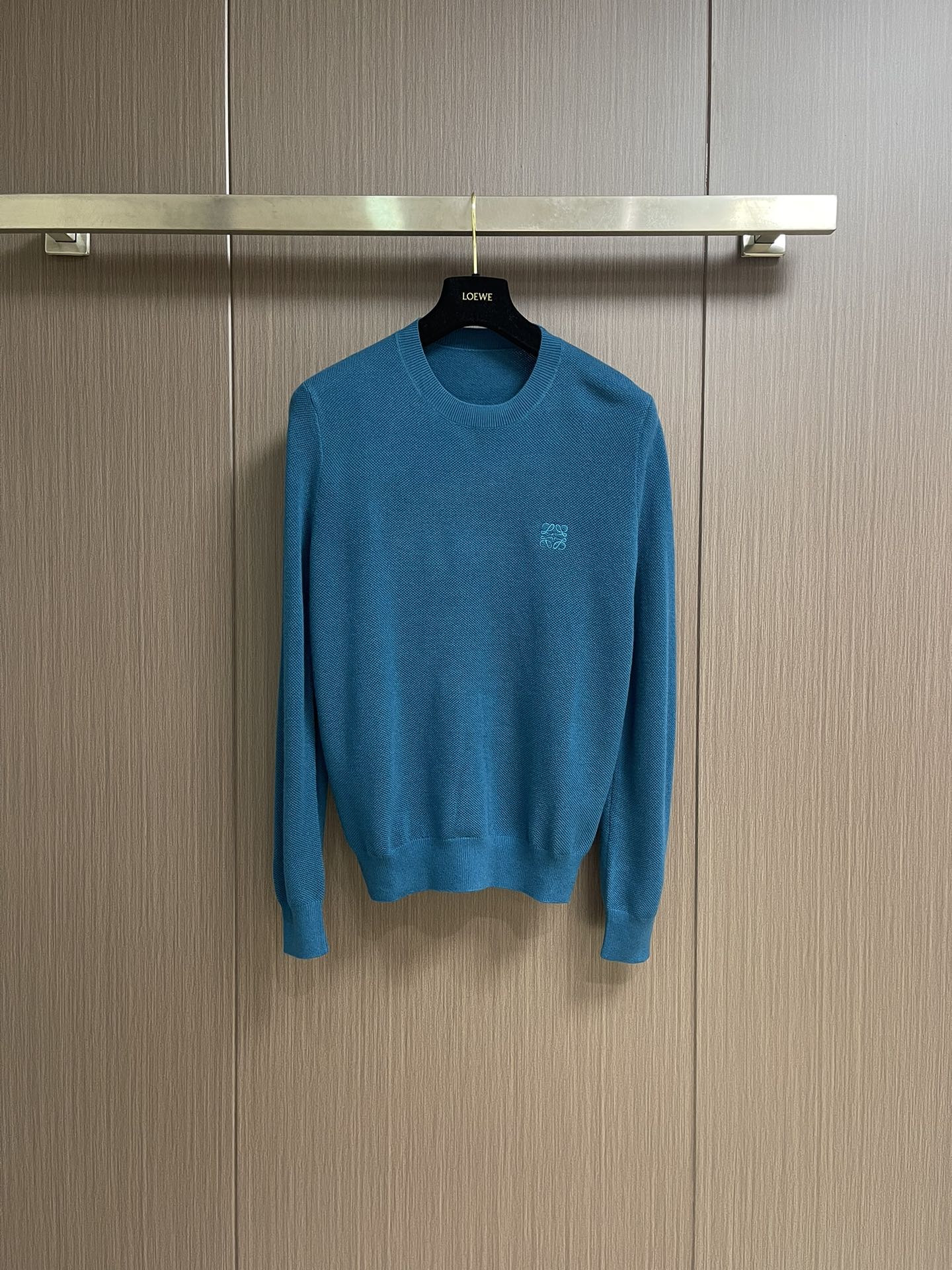 NO:539614,loewe 2025SS new blended knitted round neck sweater, delicate and soft texture, warm and light, warm and breathable, skin-friendly and comfortable. The knitted three-dimensional feeling is full of tight hem, and the logo embroidery design on the chest is super beautiful!  Size M-3XL, loewe, sweaters, alexander wang19860909loewe 2025SS新款混纺针织圆领毛衣,质感细腻柔软,温暖轻盈保暖而透气、亲肤舒适.针织立体感十足紧密衣摆,胸前logo刺绣设计,超级好看！尺码M-3XL,,loewe,sweaters,alexander wang,Men's clothing