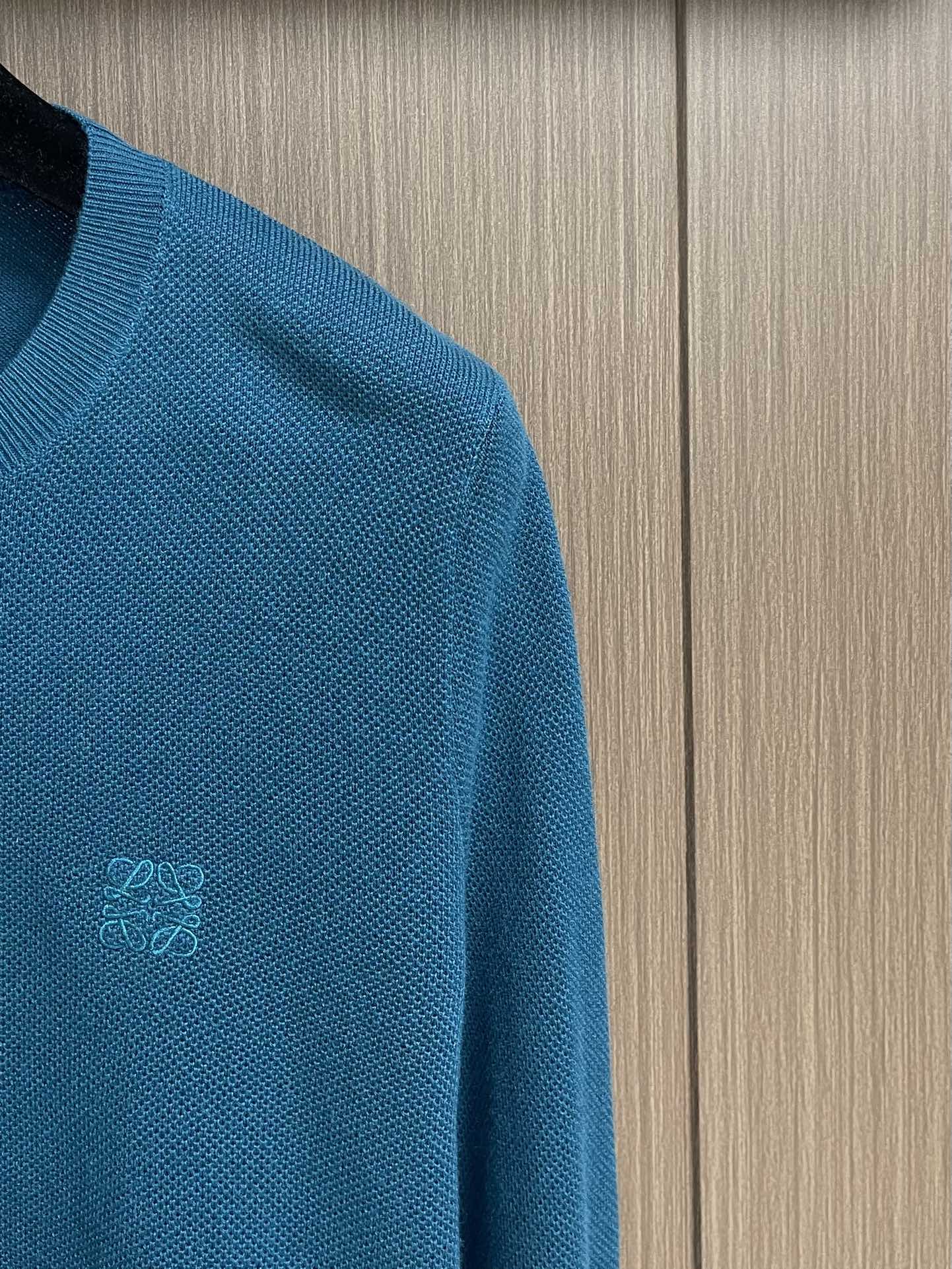 loewe 2025SS新款混纺针织圆领毛衣，质感细腻柔软，温暖轻盈保暖而透气、亲肤舒适。针织立体感十足