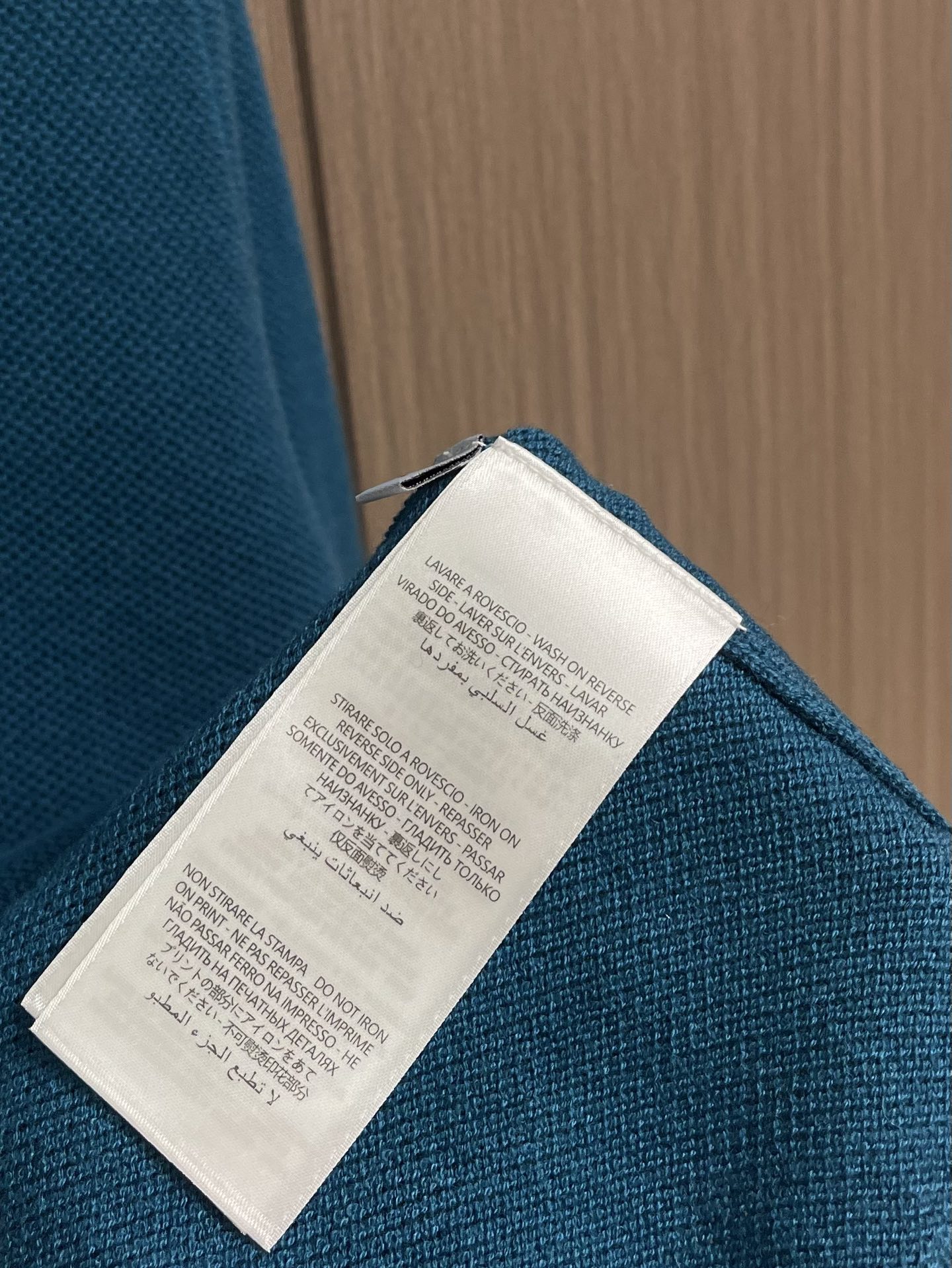 loewe 2025SS新款混纺针织圆领毛衣，质感细腻柔软，温暖轻盈保暖而透气、亲肤舒适。针织立体感十足