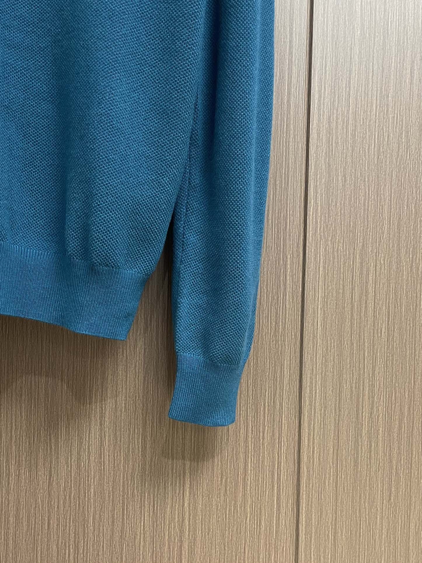 loewe 2025SS新款混纺针织圆领毛衣，质感细腻柔软，温暖轻盈保暖而透气、亲肤舒适。针织立体感十足