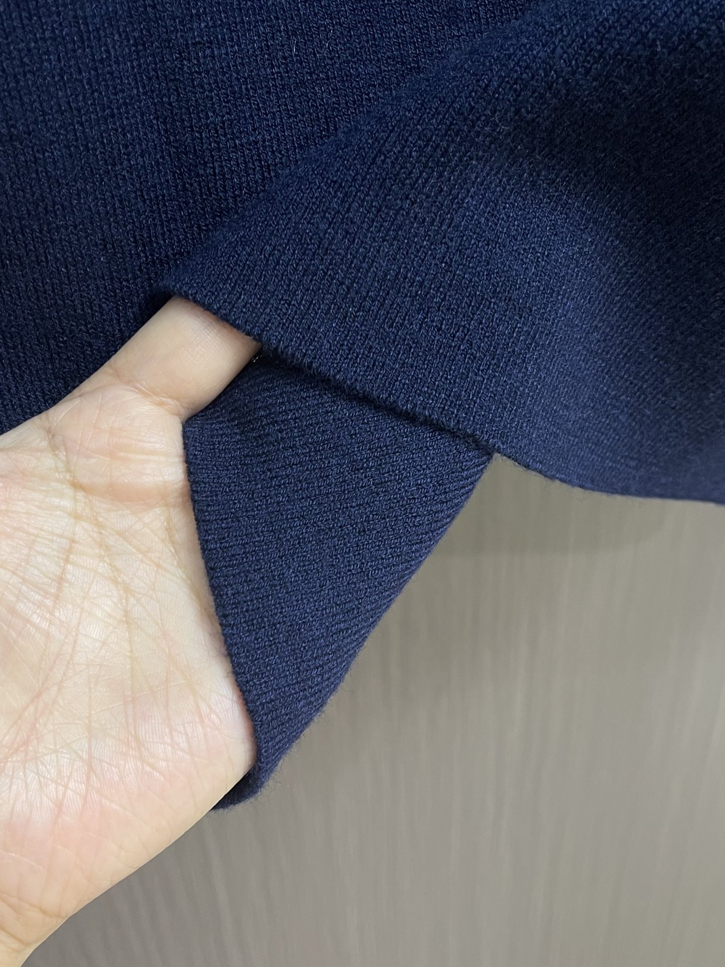 LOEWE 垫衬3D刺绣圆领毛衣，采用了羊毛混纺面料，以96％的羊毛为主，结合了3％的锦纶和1％的氨纶，