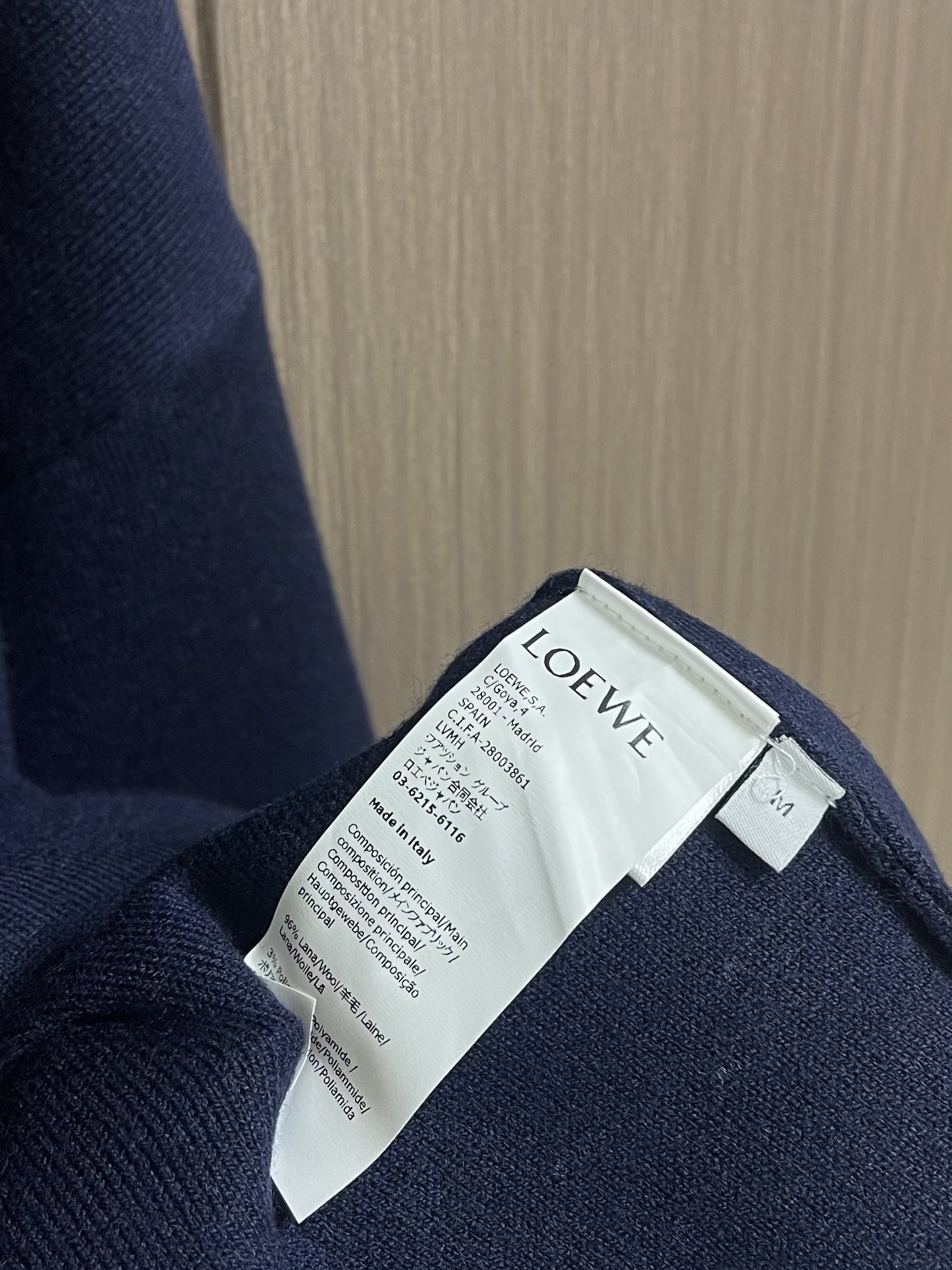 LOEWE 垫衬3D刺绣圆领毛衣，采用了羊毛混纺面料，以96％的羊毛为主，结合了3％的锦纶和1％的氨纶，