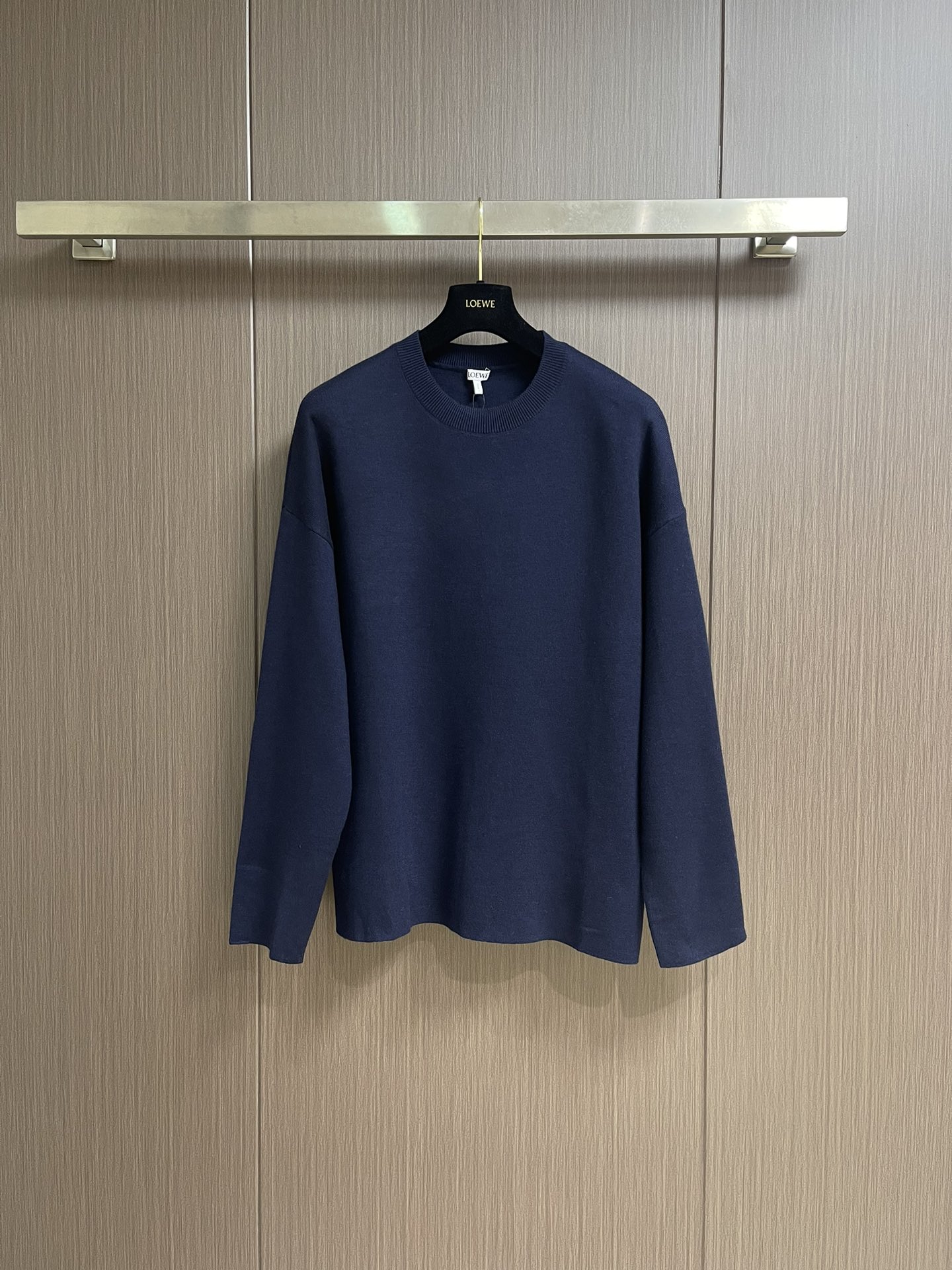 NO:538706,LOEWE The 3D embroidered round neck sweater is made of wool-blend fabric, mainly composed of 96% wool, combining 3% nylon and 1% spandex. The wool body ensures the warmth and comfort of the clothes. The addition of a small amount of nylon and spandex significantly improves the elasticity and wear resistance. The ribbed decorative parts use wool to further enhance the texture and wear experience. The fabric and cushion material are tightly fixed on the frame of the embroidery machine. The embroidery machine uses sparse stitches along the plate mark of the padding layer to outline the filling area of ​​the pattern, and then runs the plate mark of the covering layer, and perfectly cover the foam with dense stitches. Above the padding layer, a slightly raised Anagram embroidery is formed, which feels soft and full. The thick thread layer plays a protective role, greatly improving its wear resistance. Add detergent and initially rinse the large goods at a water temperature of about 35 degrees to remove impurities in the production process. Then gently digest the feathers on the surface through protease, reduce the tendency to pill from the root, improve the feel, retain the softness, and eliminate the stimulation. Finally, after dehydration and drying, the size and shape stability are improved. Size S-XL, loewe, sweaters, alexander wang19860909LOEWE 垫衬3D刺绣圆领毛衣,采用了羊毛混纺面料,以96％的羊毛为主,结合了3％的锦纶和1％的氨纶,羊毛主体保证了衣物的保暖性和舒适度,少量锦纶与氨纶的加入使弹性和耐磨性得到显著提升.罗纹装饰部件则选用了羊毛,进一步提升了质感与穿着体验.将面料和垫衬材料一同紧绷地固定在绣花机框架上,绣花机沿着垫衬层的版迹运用较稀疏的针迹勾勒出图案的填充区域,紧接着运行覆盖层的版迹,用密集的针迹完美地覆盖在泡沫垫衬层之上,从而形成微凸起的Anagram刺绣,触感柔软且饱满,厚厚的线层起到了保护作用,使其耐磨性大大提升,加入洗涤剂,将大货在约35度的水温下进行初步漂洗,去除生产过程中的杂质,再通过蛋白酶温和的消化掉表面的毛羽,从根源上减少起球倾向,改善手感,保留柔软度,消除刺激感.最后通过脱水和烘干处理之后,提升尺寸和形状稳定性.尺码S-XL,,loewe,sweaters,alexander wang,Men's clothing