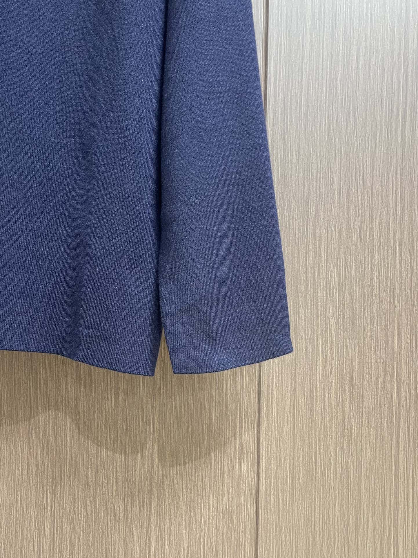 LOEWE 垫衬3D刺绣圆领毛衣，采用了羊毛混纺面料，以96％的羊毛为主，结合了3％的锦纶和1％的氨纶，